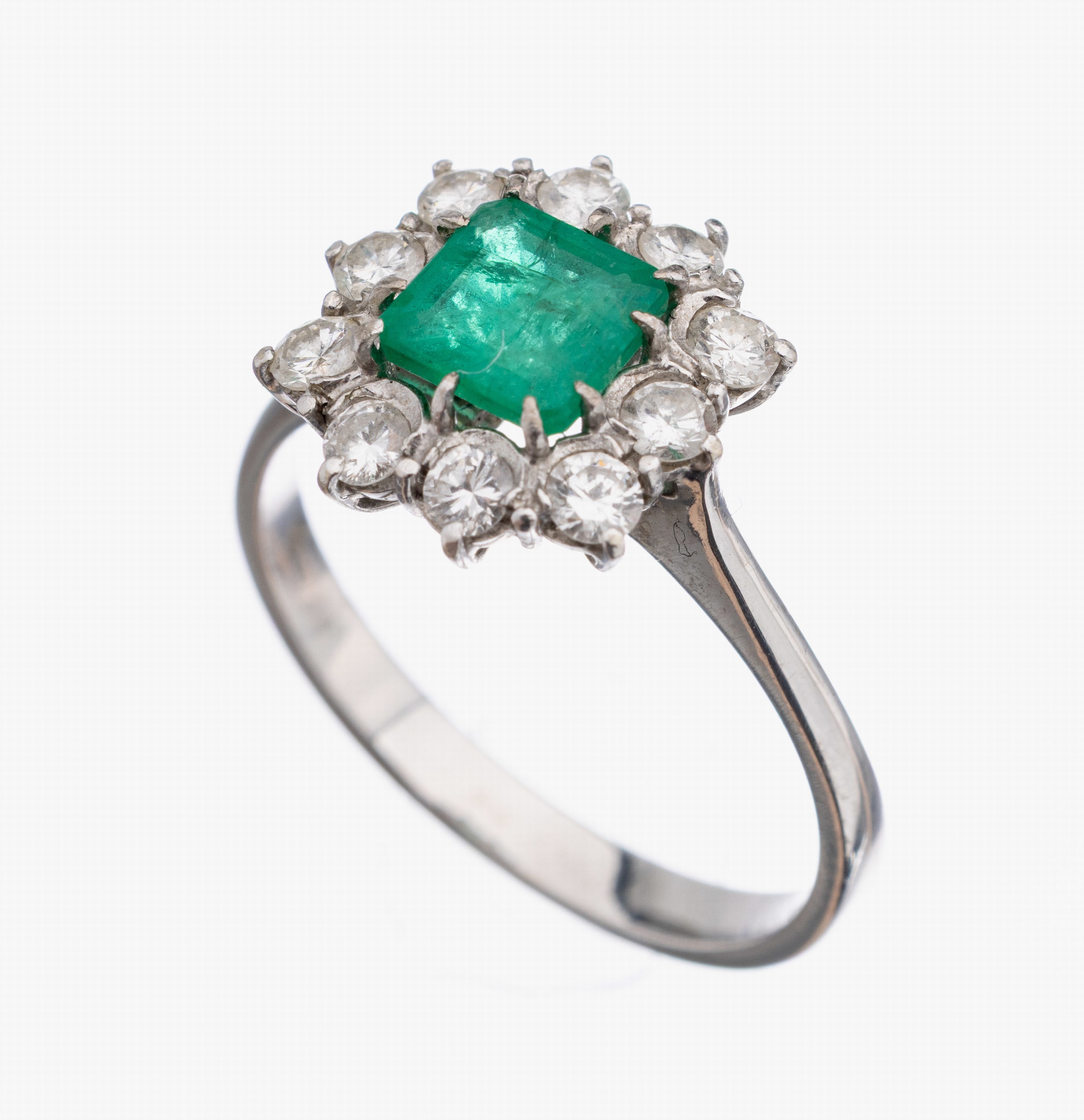 18 kt Gold Smaragd-Brillant-Ring, WG 750/000, mittig Smaragd im Treppenschliff ca. 1.0 ct, 10 Brillanten zus. ca. 0.50 ct Weiß/si, RW 56, ca. 3.7 g