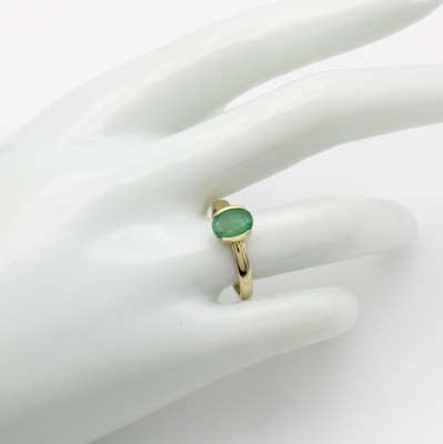 26937259a - Ring mit Smaragd, GG 585/000, ovaler Smaragd in Halbzarge gef. ca. 1.24 ct, RW ca. 56 ...