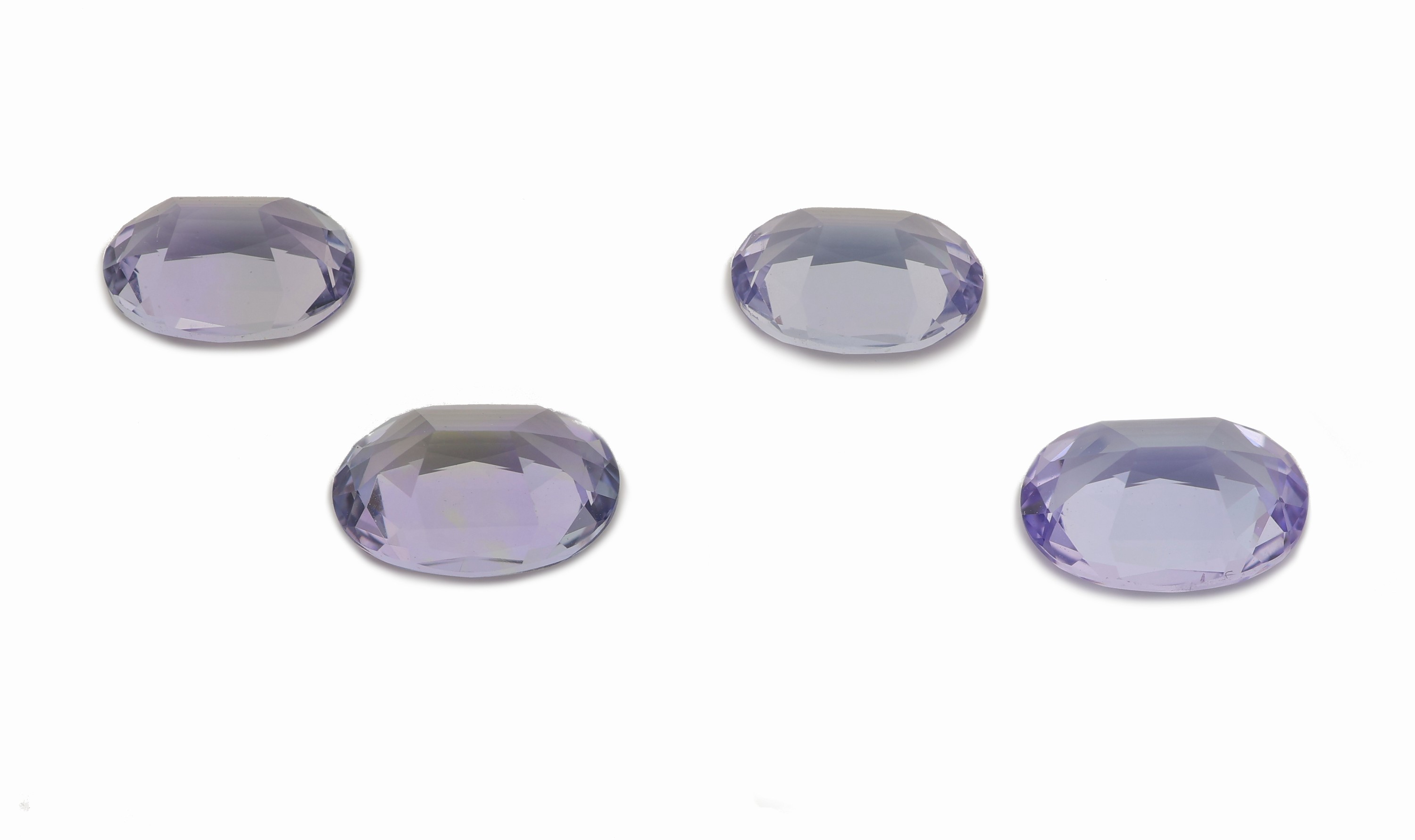 Detail a: Lot 4 lose Tansanite, zus. ca. 3.70 ct, ovalfacett. Pärchen, 1 x zus. ca. 2.01 ct, 1 x zus. ca. 1.70 ct