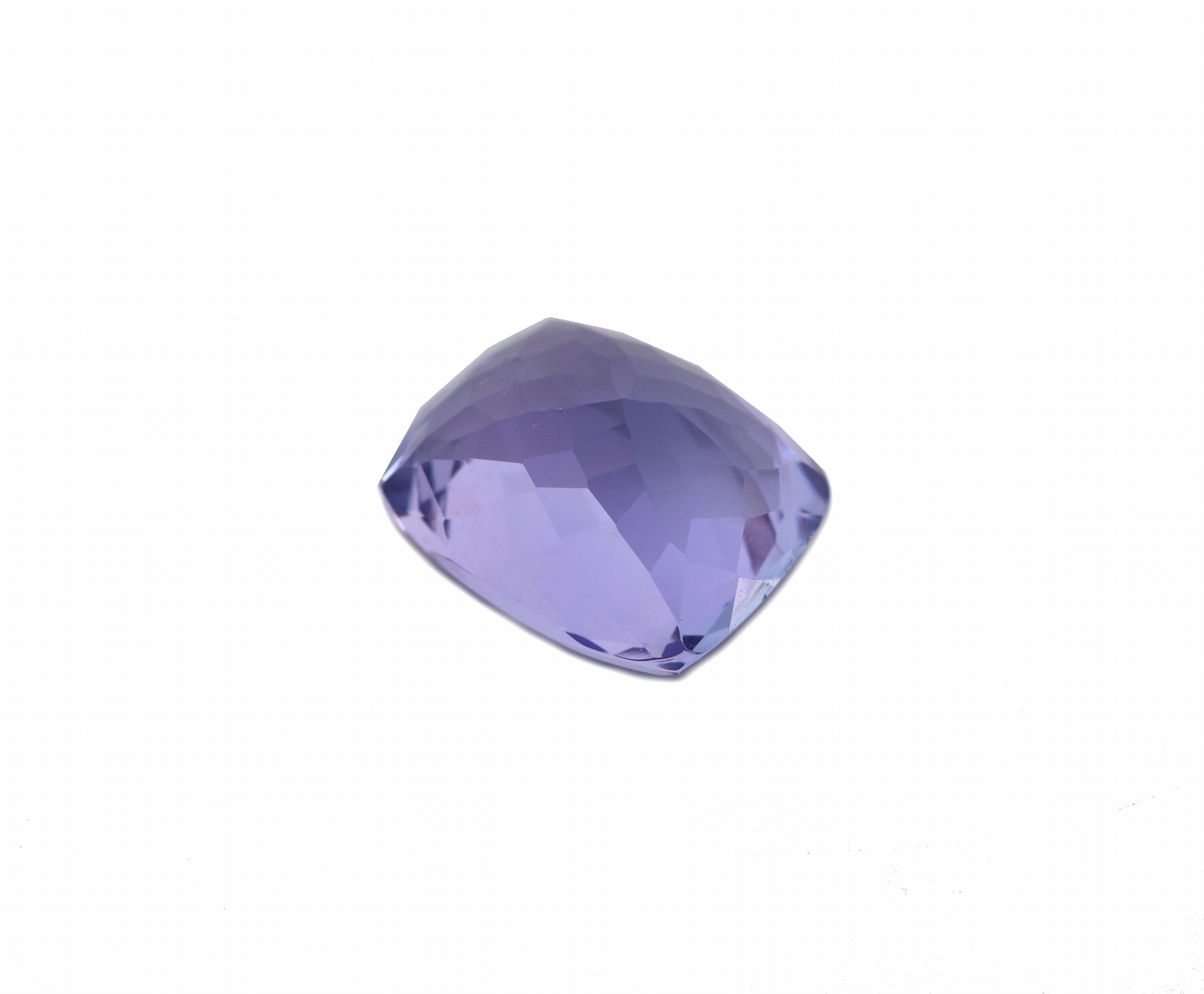 Detail b: Loser Tansanit, ca. 3.61 ct, Kissenschliff, ca. 10 x 7.7 x 5.3 mm