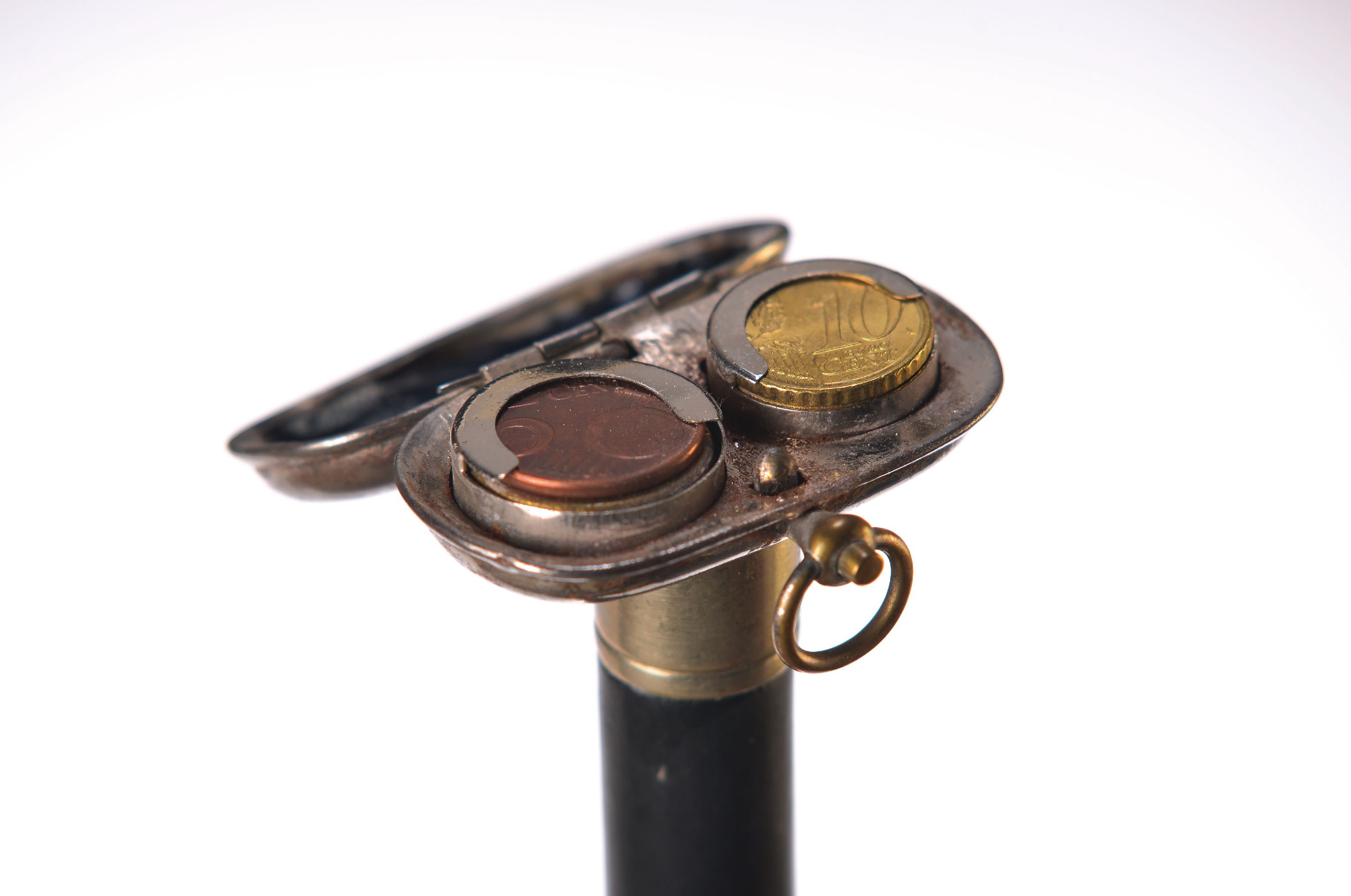 Detail a: Systemstock mit Münzbox, England um 1900, Knauf mit vernickelter Metallbox, Deckel zu öffnen, zwei Münzhalterungen, Ebenholzschuss, Ortsspitze aus ...