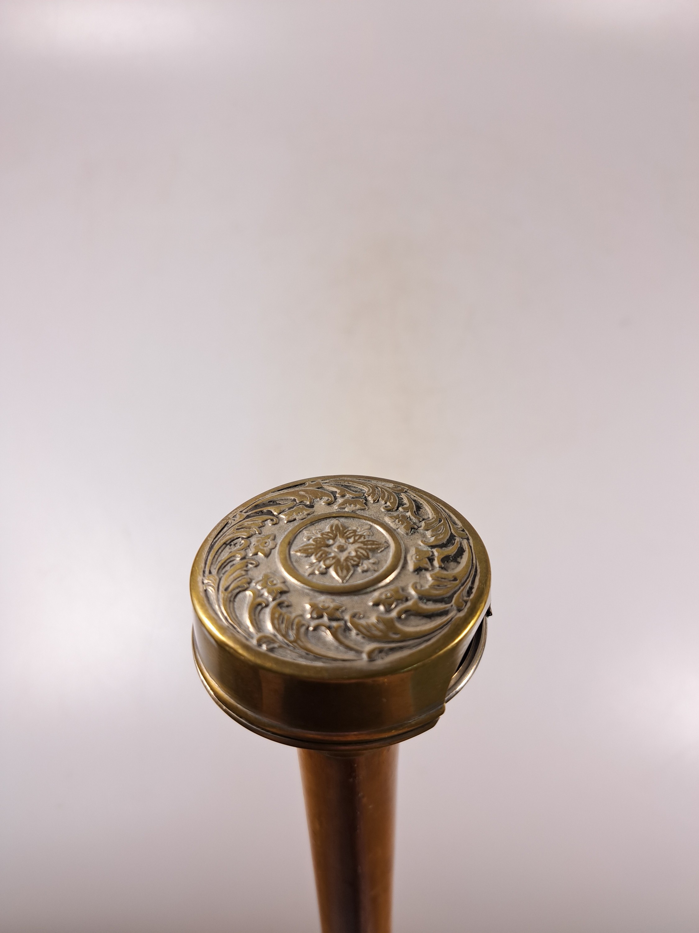 Detail c: Systemstock mit integriertem Becher und Glasgefäß,um 1910/20, Knauf mit abnehmbarem Messingdeckel, darunter aufziehbarer Becher, abschraubbarer ...