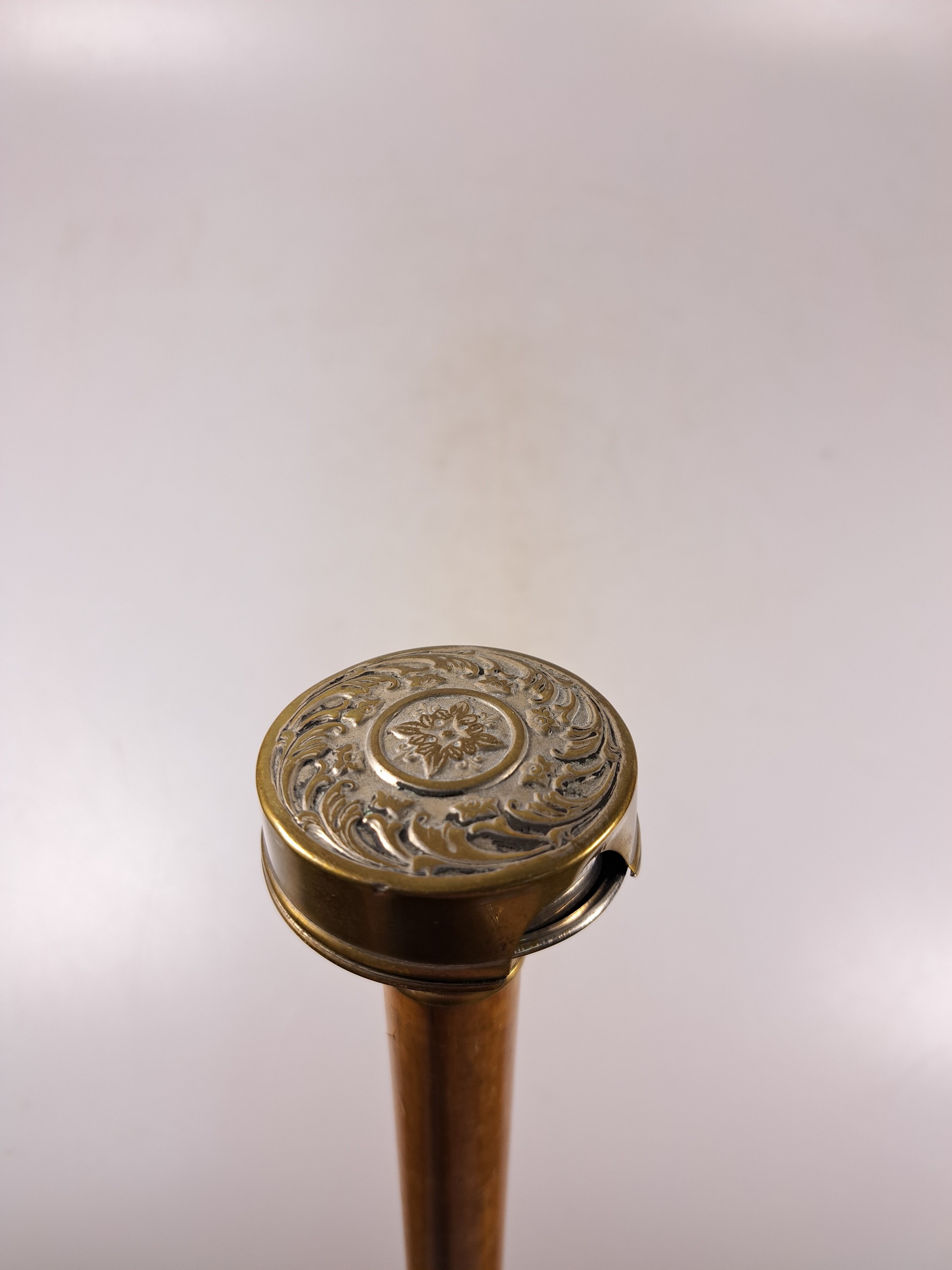 Detail d: Systemstock mit integriertem Becher und Glasgefäß,um 1910/20, Knauf mit abnehmbarem Messingdeckel, darunter aufziehbarer Becher, abschraubbarer ...