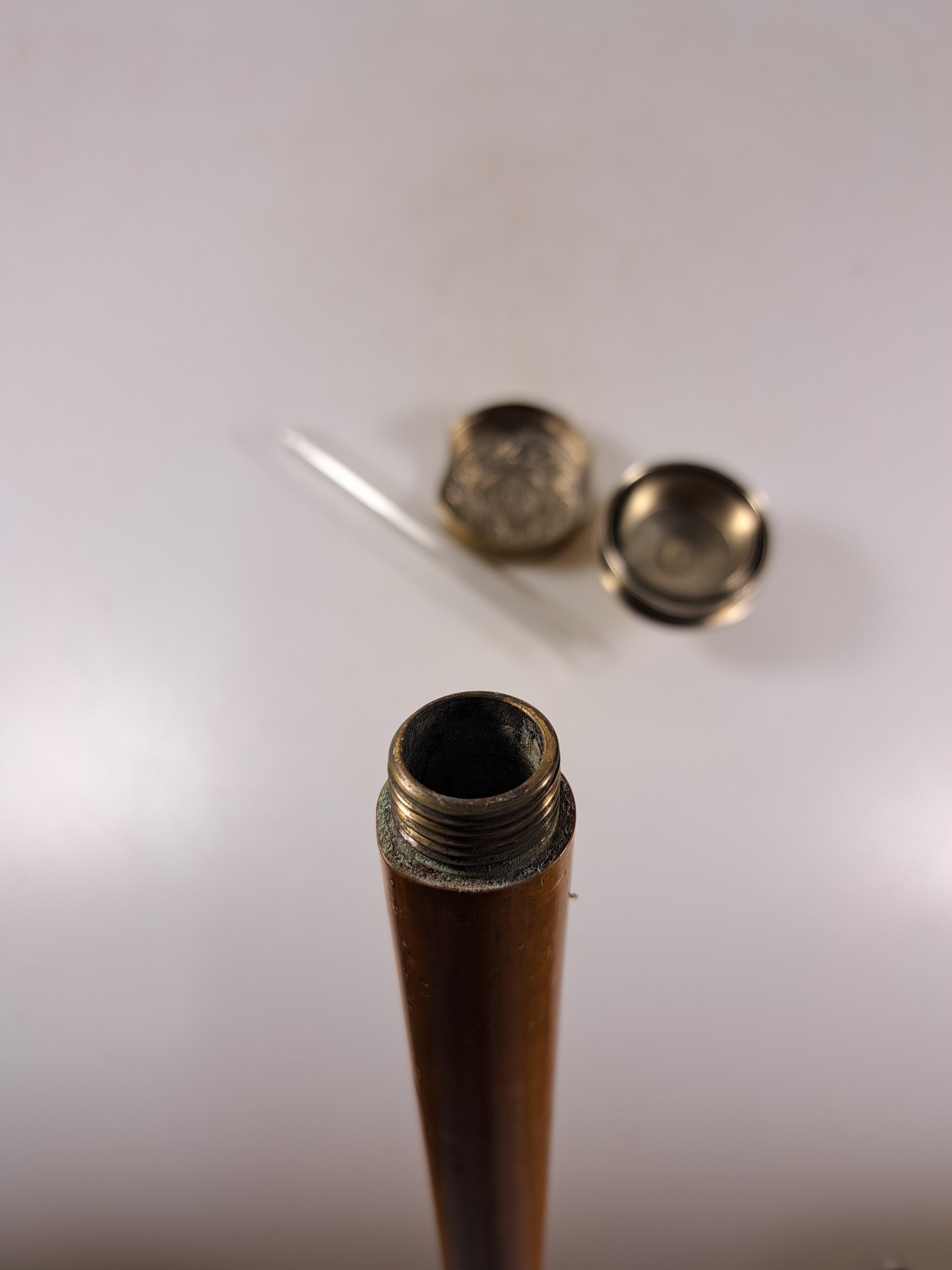 Detail g: Systemstock mit integriertem Becher und Glasgefäß,um 1910/20, Knauf mit abnehmbarem Messingdeckel, darunter aufziehbarer Becher, abschraubbarer ...