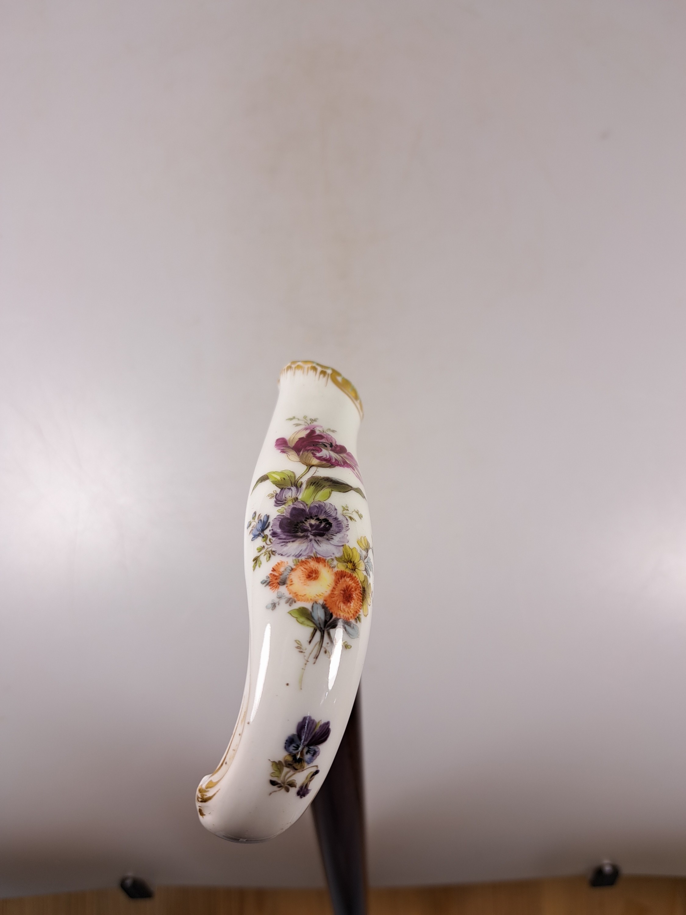 Detail f: Flanierstock mit Porzellangriff, Griff mit feiner Blumenmalerei, in geschwungener barocker Form, Goldstaffage, vergoldete gerillte Manschette, Schuß ...