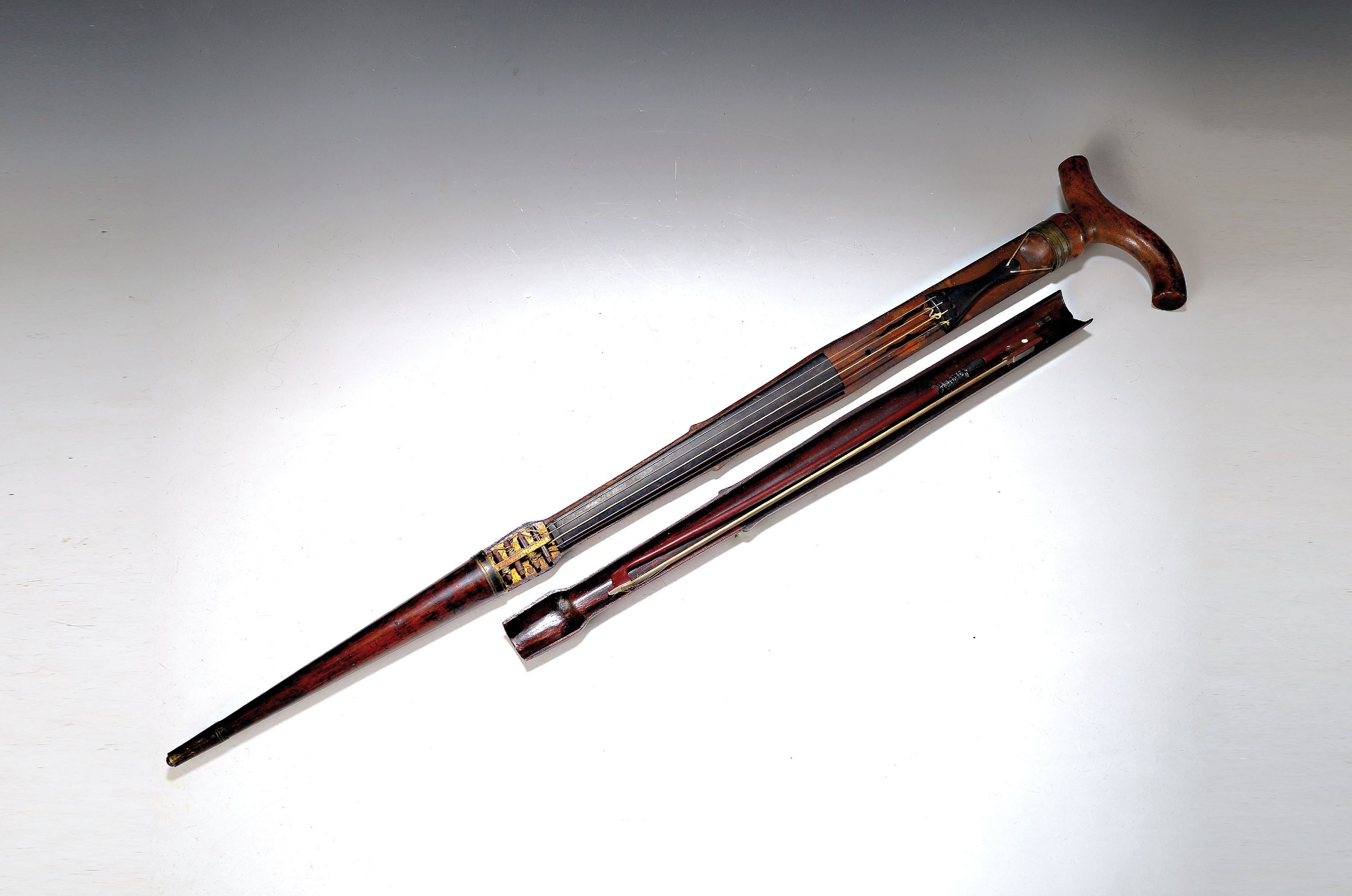 Stockgeige/Systemstock mit Violine/ Tanzmeistergeige, deutsch, 1.H.19.Jh., schmales Boot aus Bergahorn, mahagonifarben und Ebenholz, Front des ...