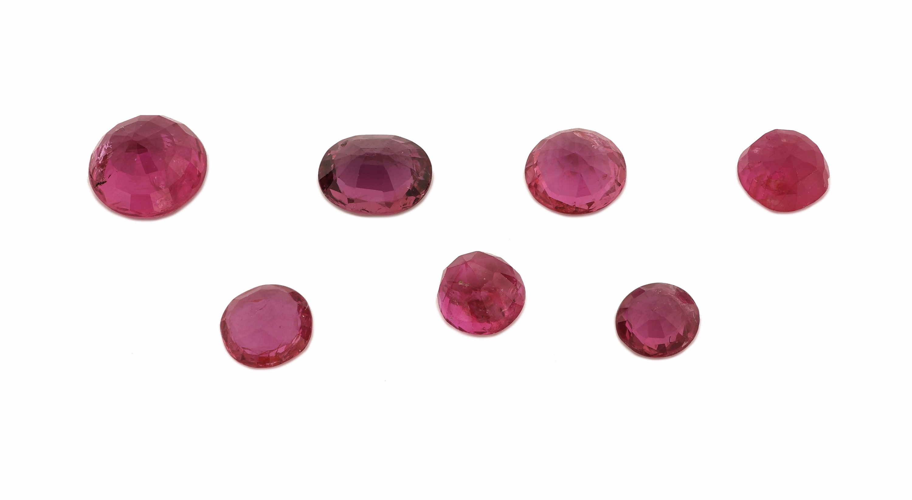 Detail a: Lot 7 lose Rubine (beh.), zus. ca. 3.46 ct, rund- und ovalfacett., versch. Größen und Farbnuancen