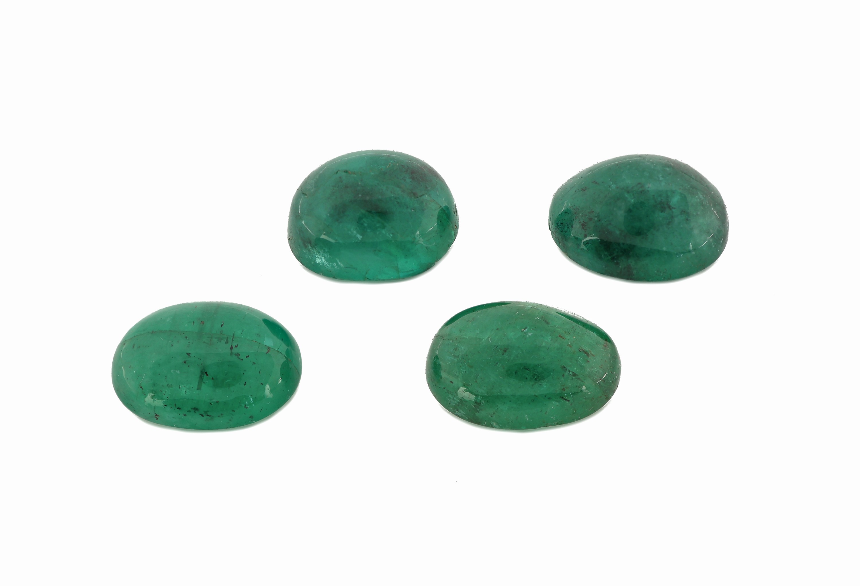 Lot 4 lose Smaragde, zus. ca. 15.12 ct, ovale Cabochons
