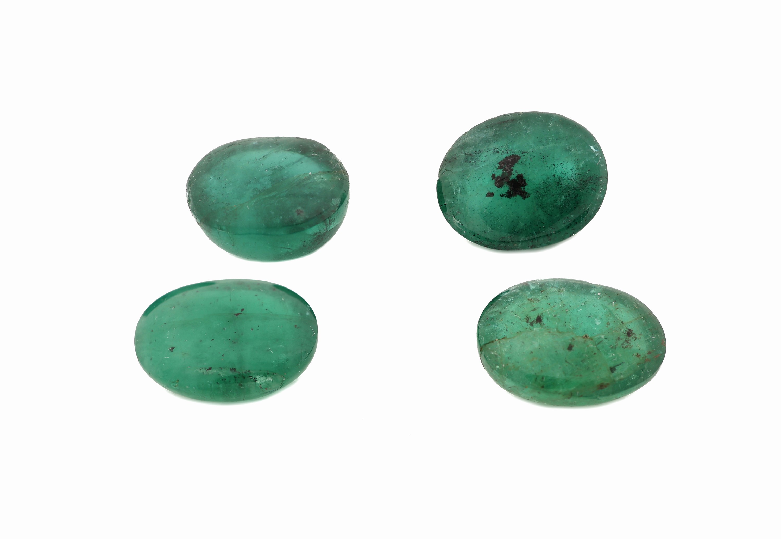 Detail a: Lot 4 lose Smaragde, zus. ca. 15.12 ct, ovale Cabochons