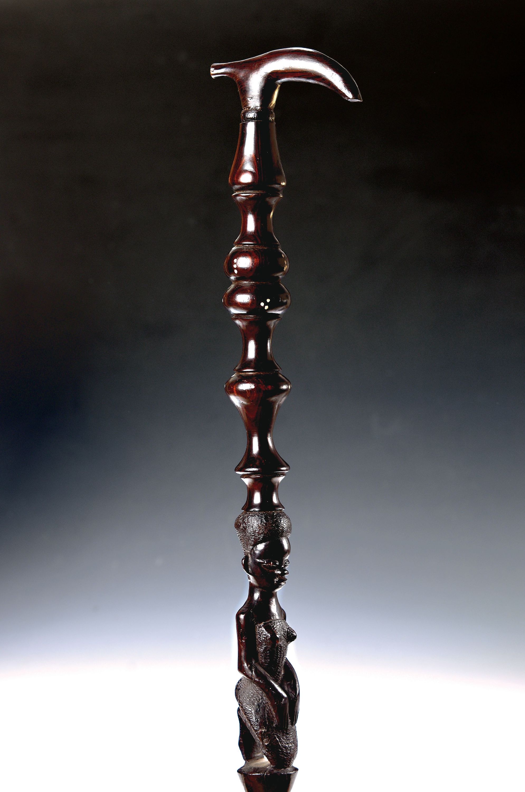 Detail a: Zwei Stöcke, afrikanisch, 20. Jh., a. Stock mit Ahnenfigur, Makonde, L. ca. 95cm, b. wohl Schilfrohr, wohl Afrika, herausziehbares Blasrohr, im ...