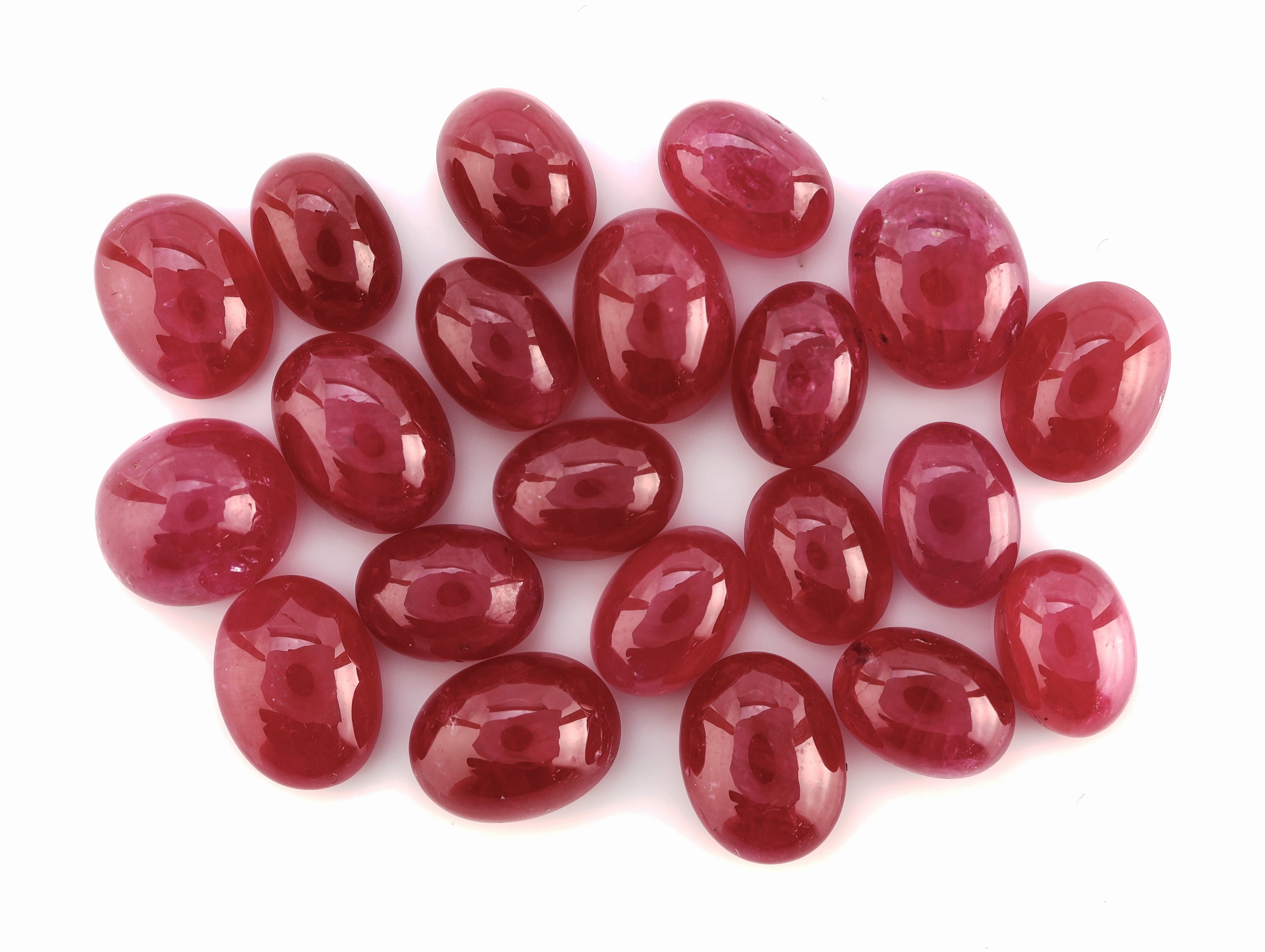 Lot lose Rubine, zus. ca. 36.45 ct, Cabochons in versch. Größen, Formen und Farbnuancen