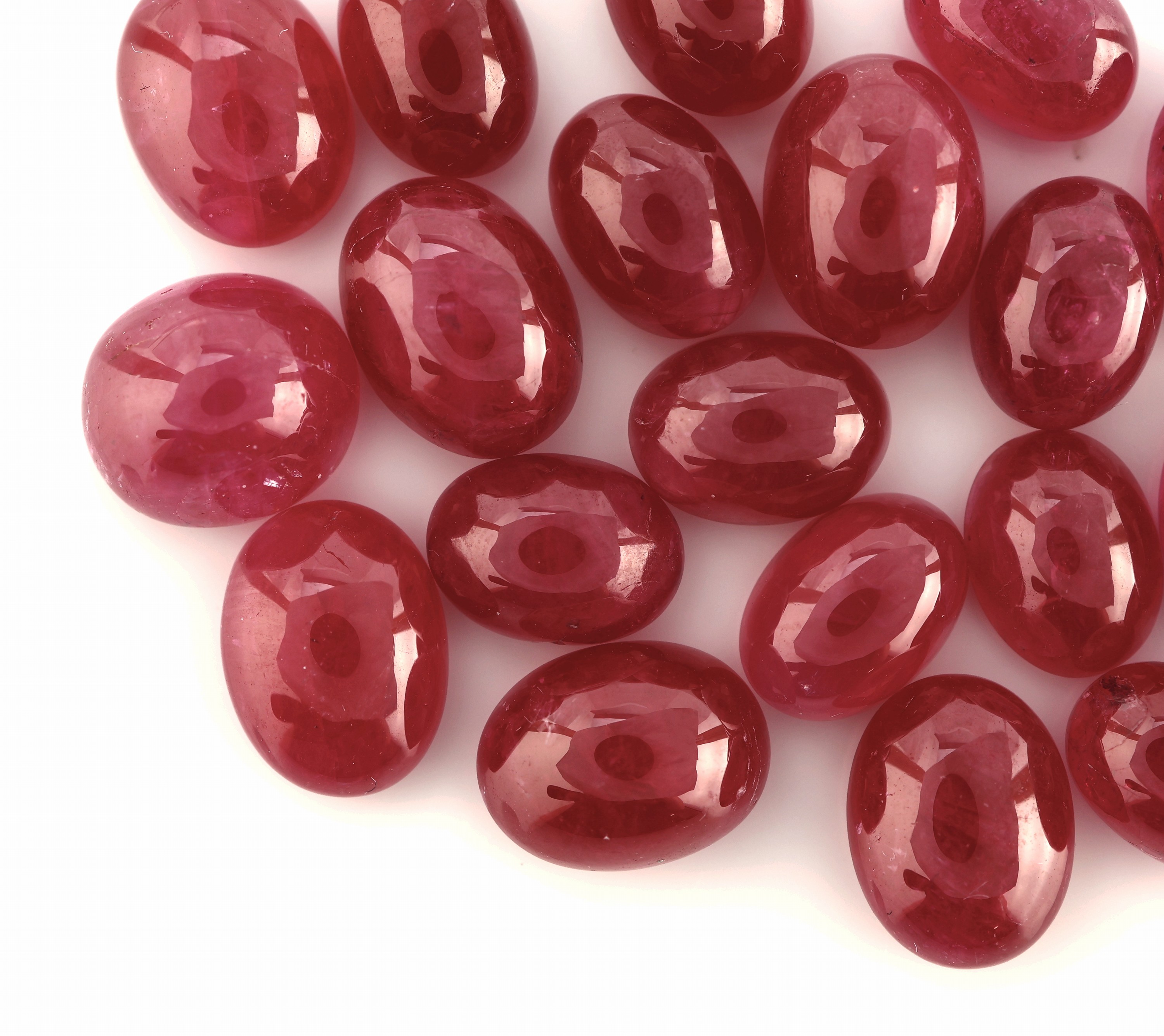 Detail a: Lot lose Rubine, zus. ca. 36.45 ct, Cabochons in versch. Größen, Formen und Farbnuancen