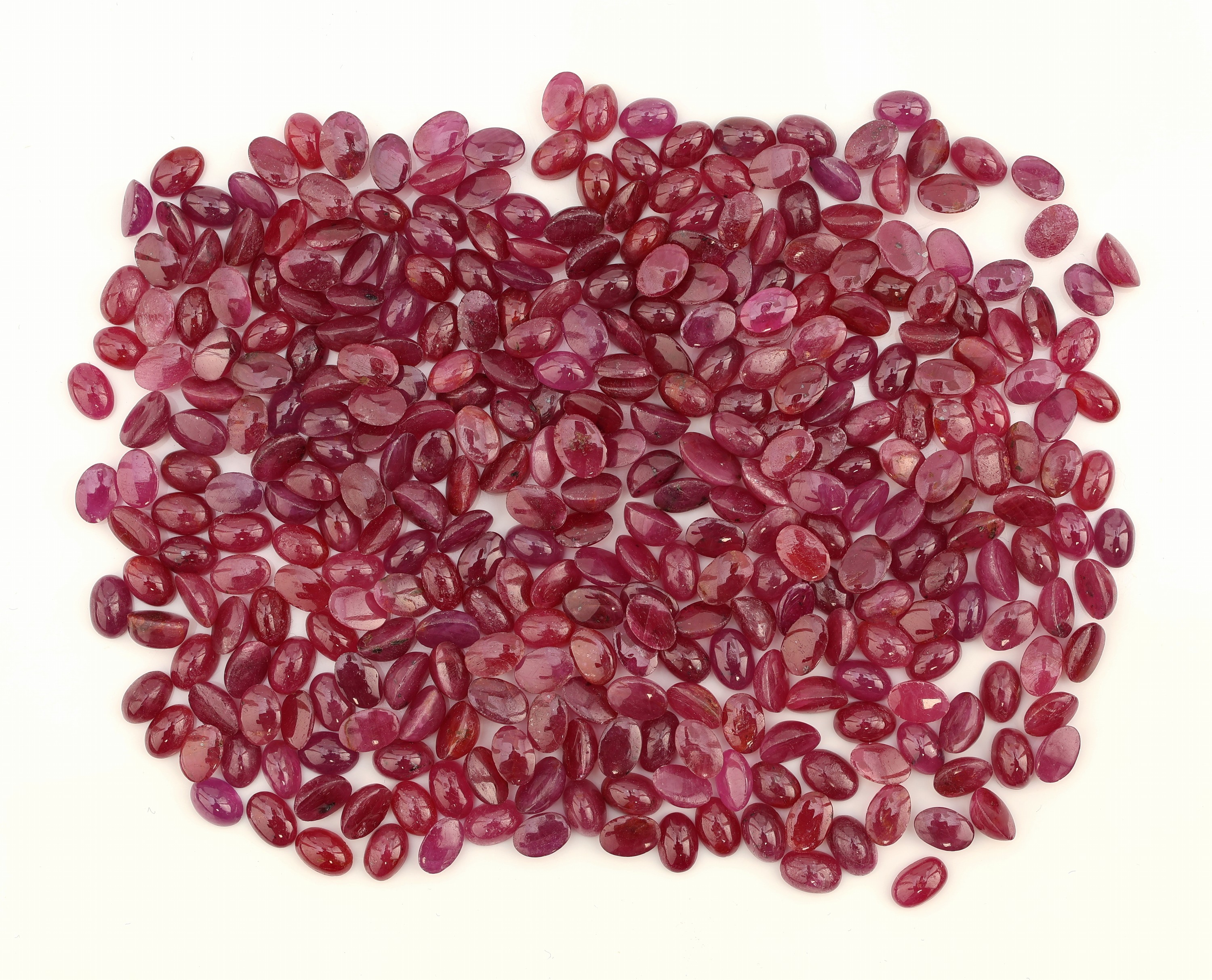 Lot lose Rubine, zus. ca. 233.51 ct, Cabochonsin versch. Größen, Formen und Farbnuancen