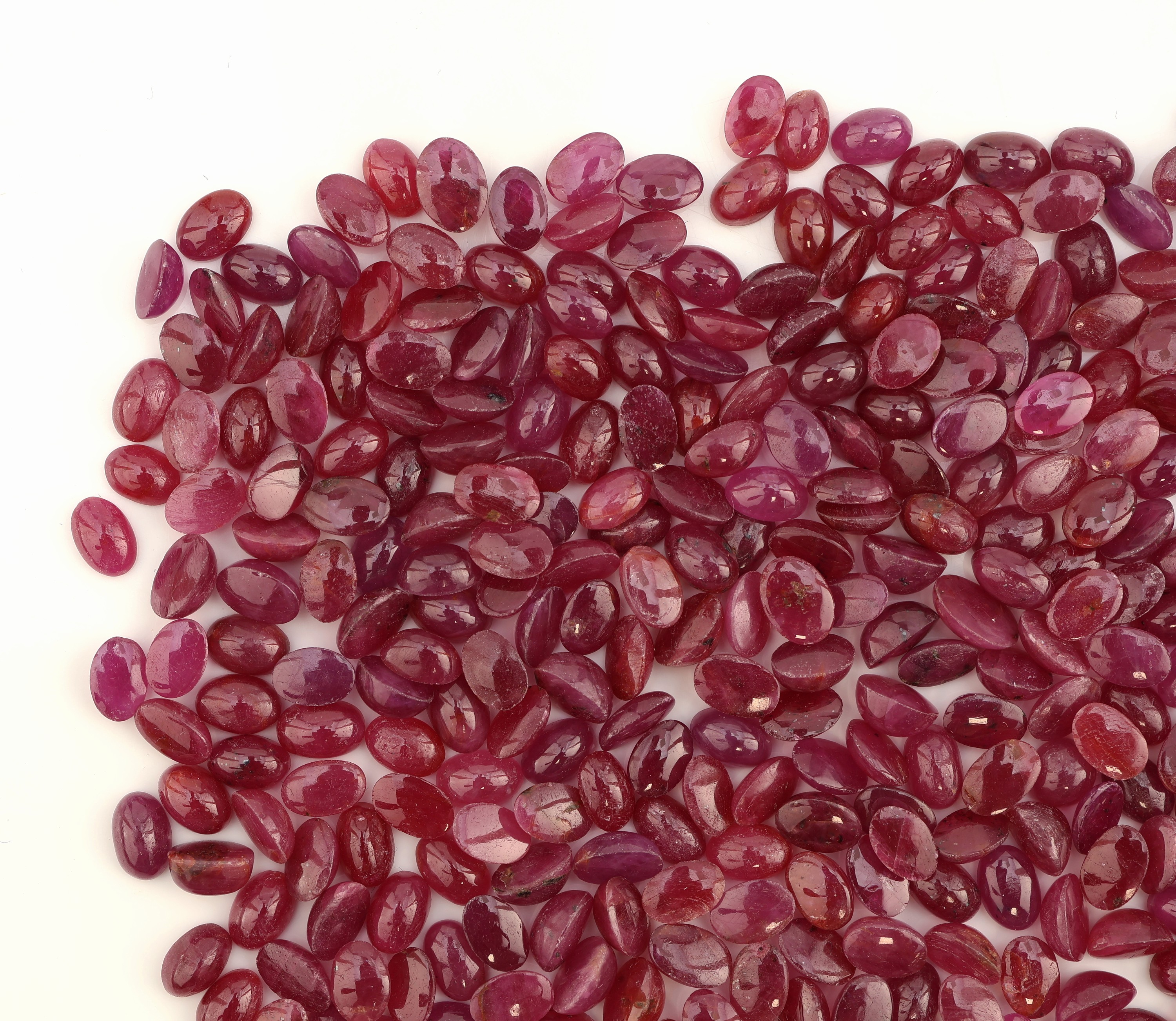 Detail a: Lot lose Rubine, zus. ca. 233.51 ct, Cabochonsin versch. Größen, Formen und Farbnuancen