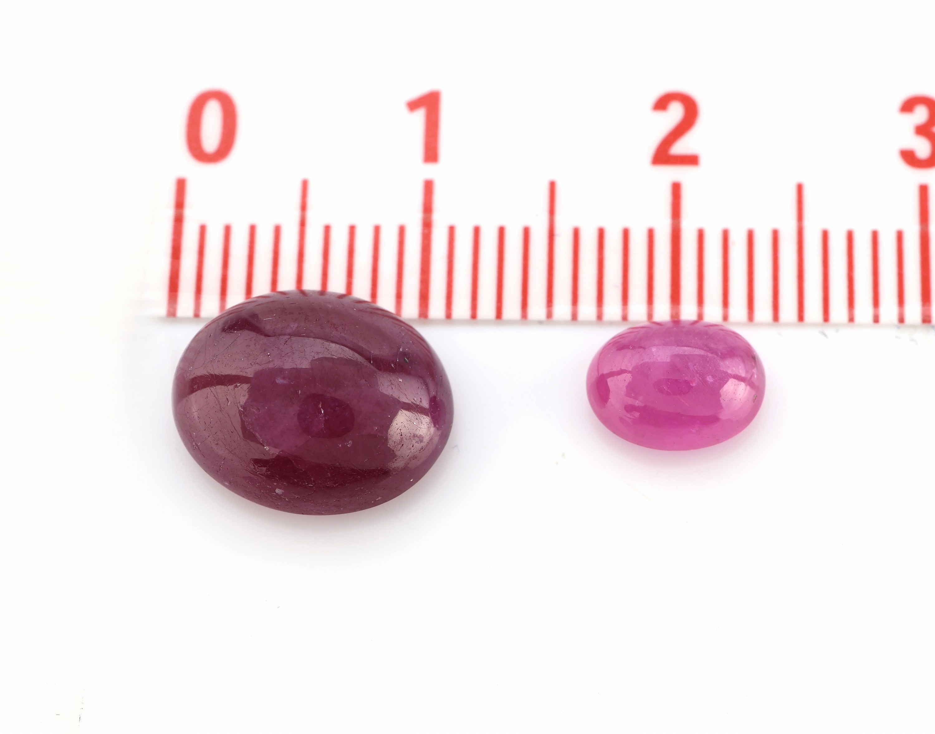 Detail a: Lot 18 lose Rubin-Cabochons, zus. ca. 53 ct, in versch. Größen und Farbnuancen