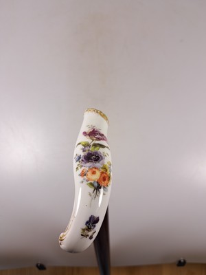 26937406f - Flanierstock mit Porzellangriff, Griff mit feiner Blumenmalerei, in geschwungener ...