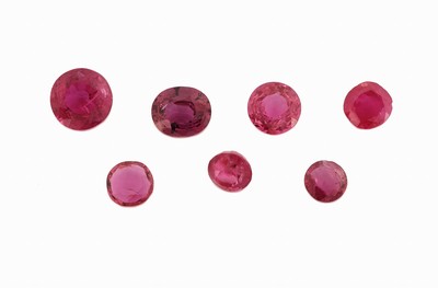 Image Lot 7 loose rubies (treated), total approx.3.46 ct, round- and oval bevelled, different ...