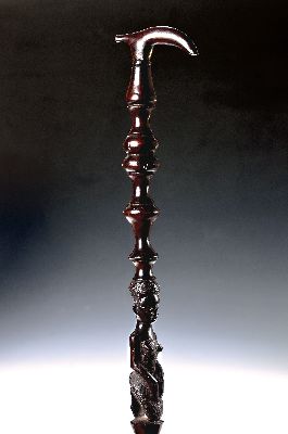 26937421a - Zwei Stöcke, afrikanisch, 20. Jh., a. Stock mit Ahnenfigur, Makonde, L. ca. 95cm, ...