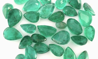 26937425a - Lot lose Smaragde, zus. ca. 13.39 ct, facett. Tropfen in versch. Größen ...