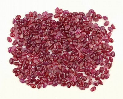 Image Lot lose Rubine, zus. ca. 233.51 ct, Cabochonsin versch. Größen, Formen und ...