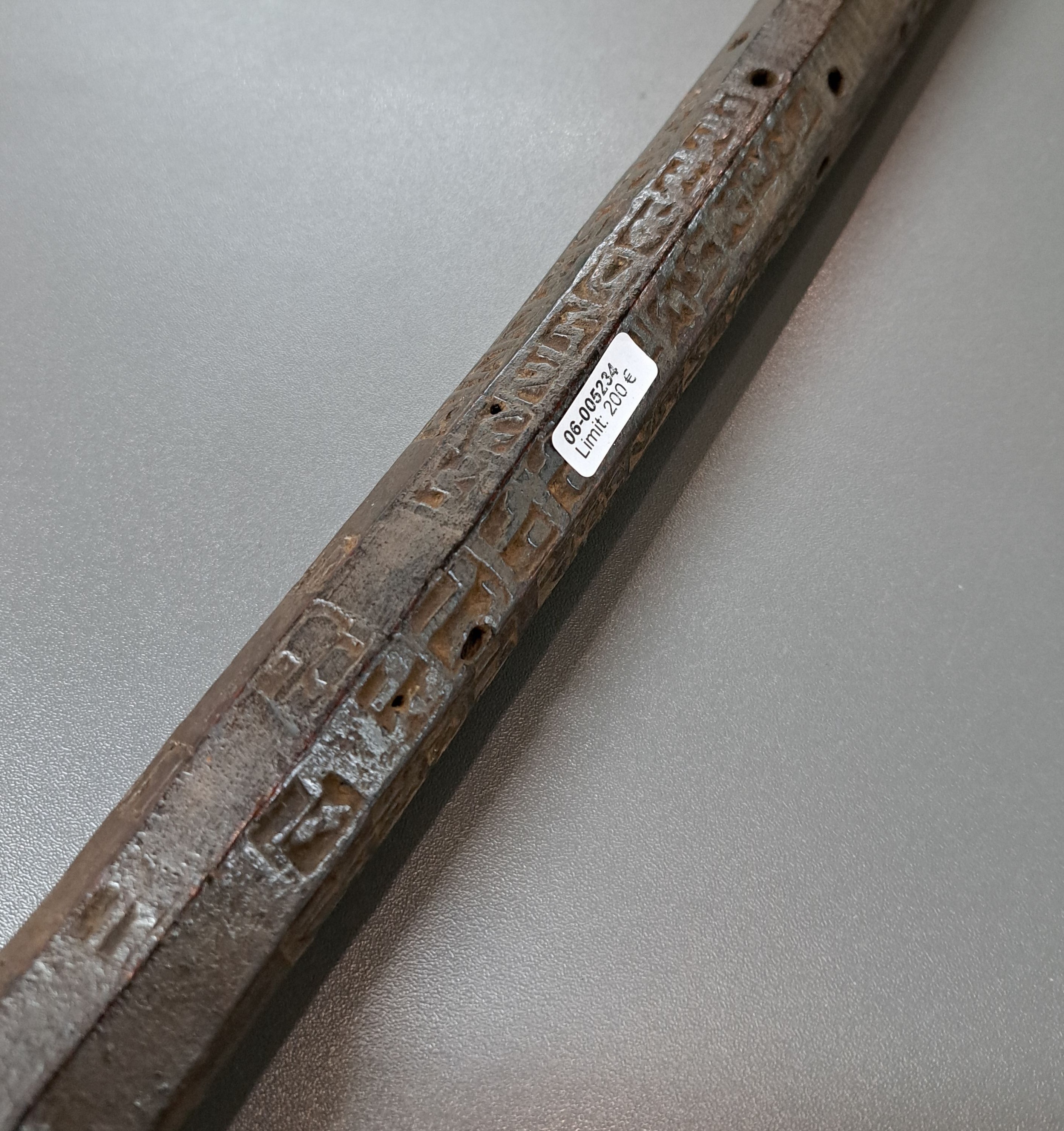 Detail c: Tibetanischer Schäferstock als Sonnenuhr, aus einem Stück Holz gehauen, dunkel, achtkantig, jede Seite verschiedene Buchstaben u. Löcher, die, ...