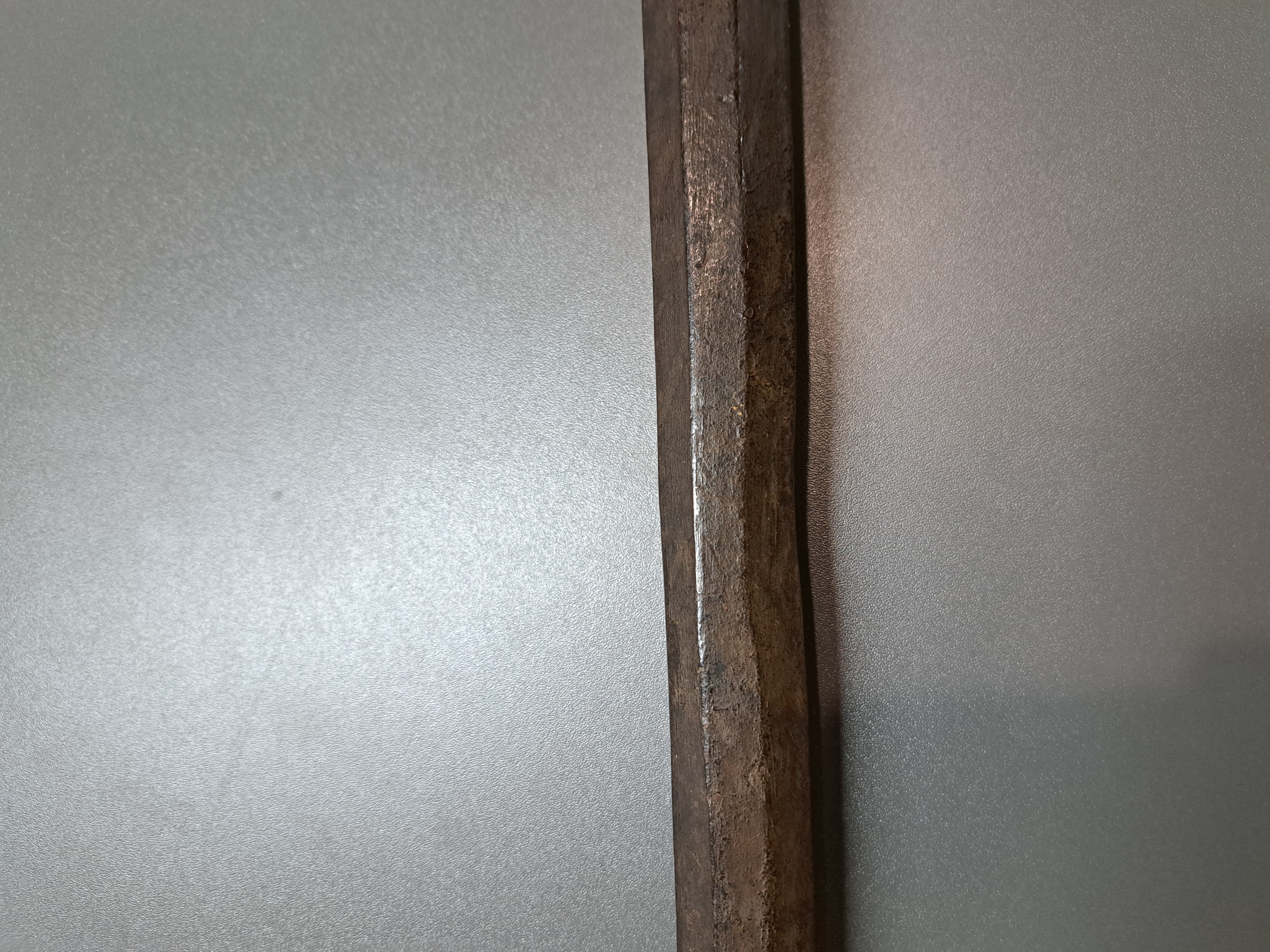 Detail d: Tibetanischer Schäferstock als Sonnenuhr, aus einem Stück Holz gehauen, dunkel, achtkantig, jede Seite verschiedene Buchstaben u. Löcher, die, ...