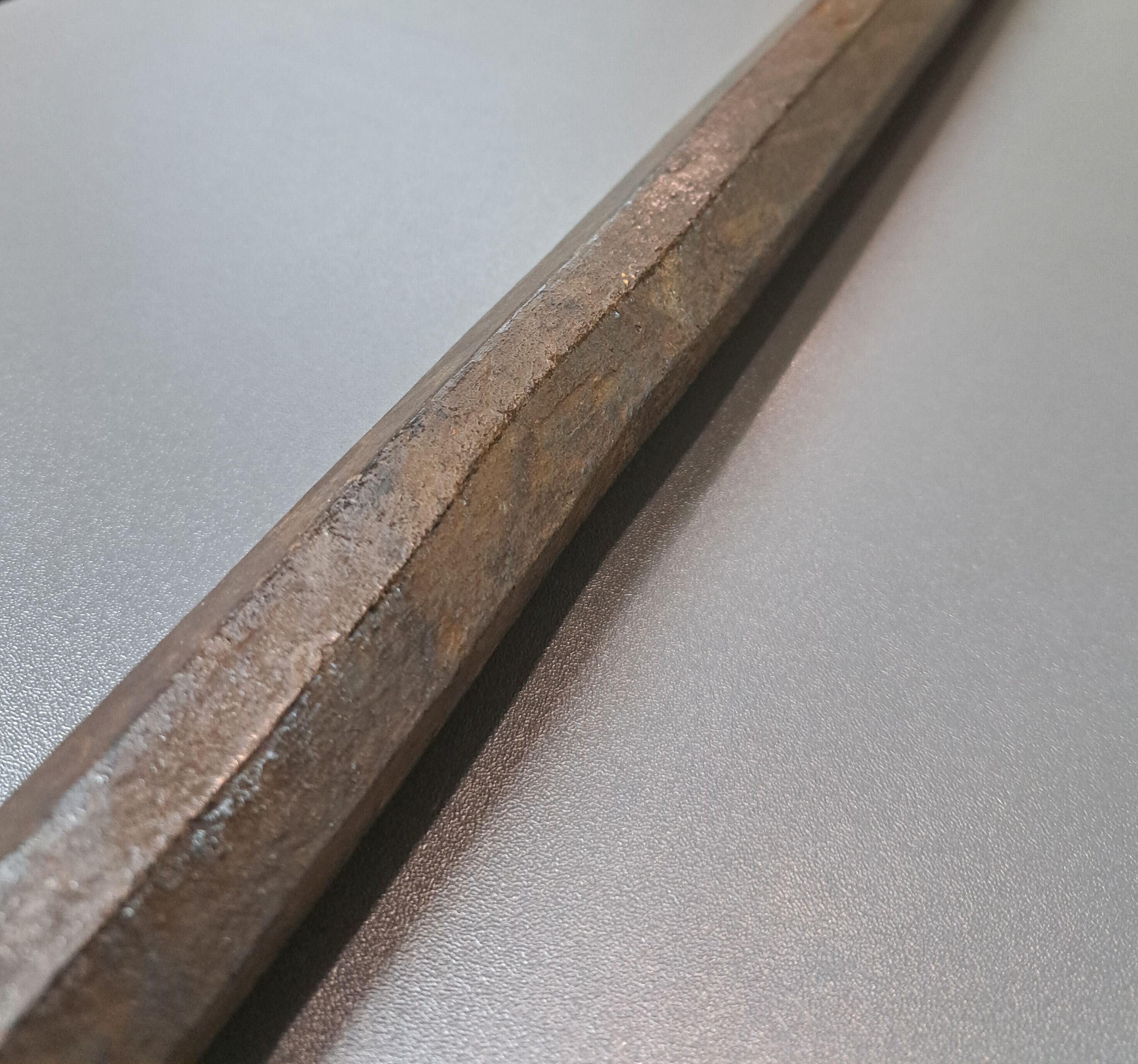 Detail e: Tibetanischer Schäferstock als Sonnenuhr, aus einem Stück Holz gehauen, dunkel, achtkantig, jede Seite verschiedene Buchstaben u. Löcher, die, ...