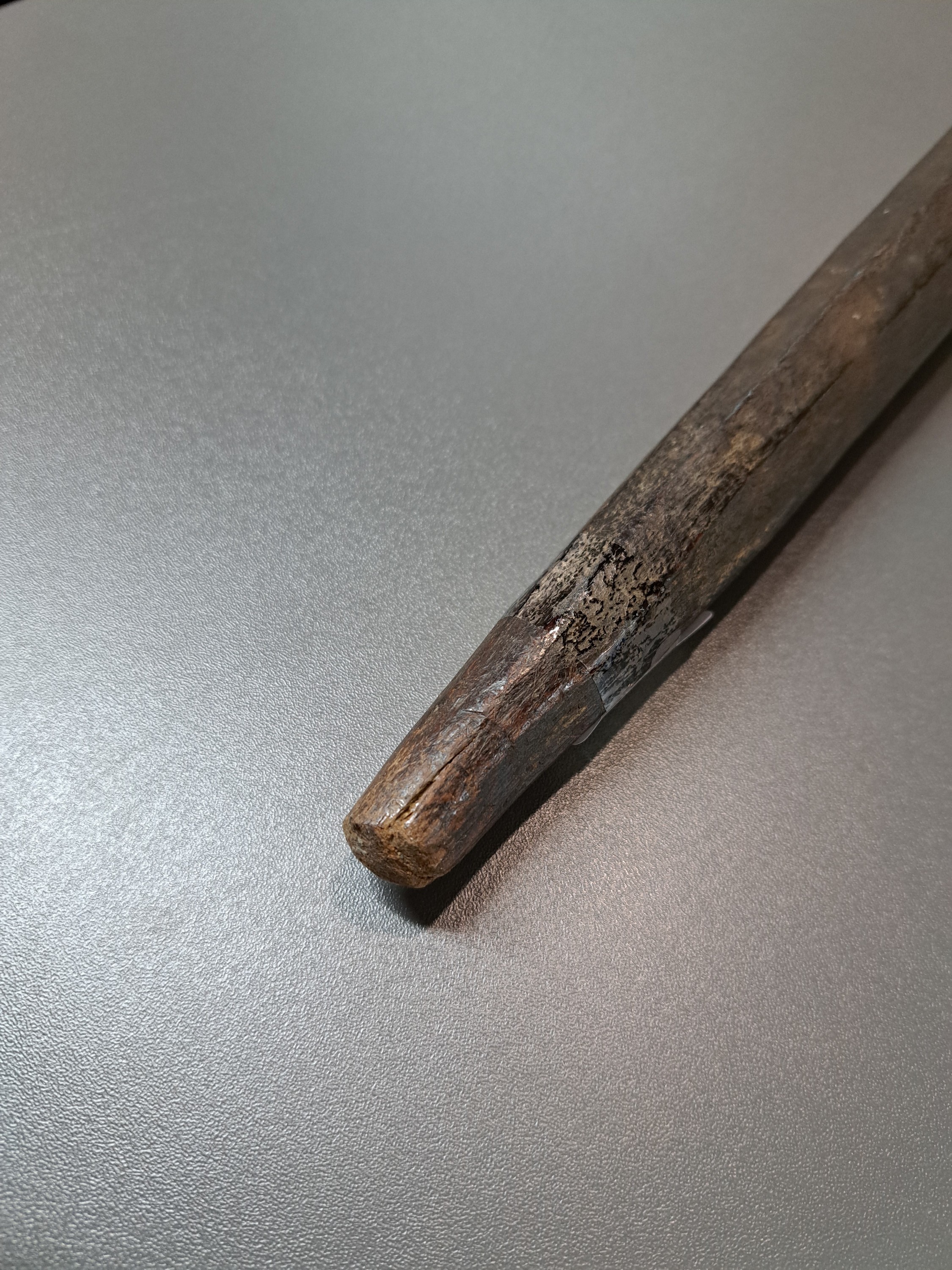 Detail f: Tibetanischer Schäferstock als Sonnenuhr, aus einem Stück Holz gehauen, dunkel, achtkantig, jede Seite verschiedene Buchstaben u. Löcher, die, ...