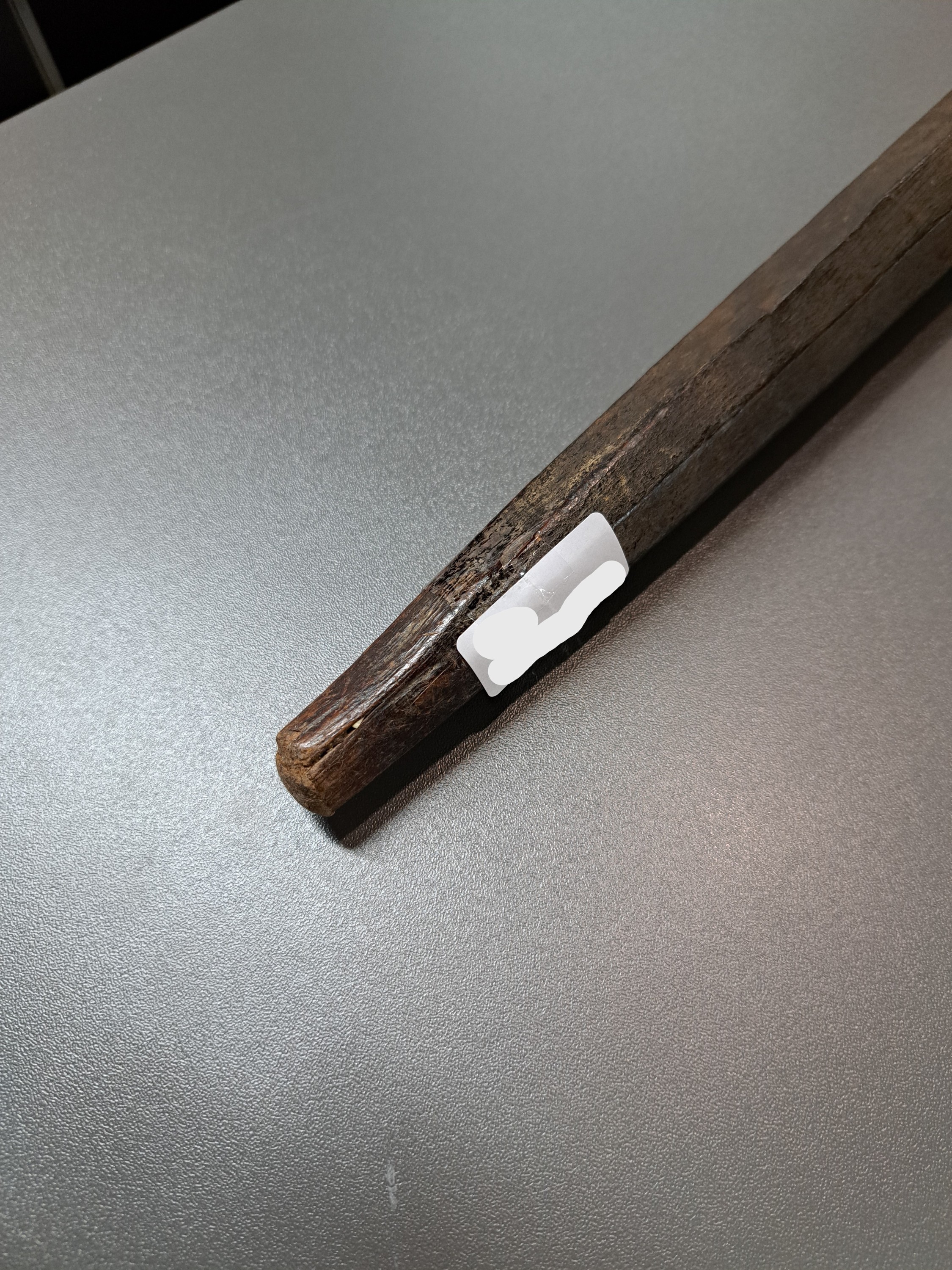 Detail g: Tibetanischer Schäferstock als Sonnenuhr, aus einem Stück Holz gehauen, dunkel, achtkantig, jede Seite verschiedene Buchstaben u. Löcher, die, ...