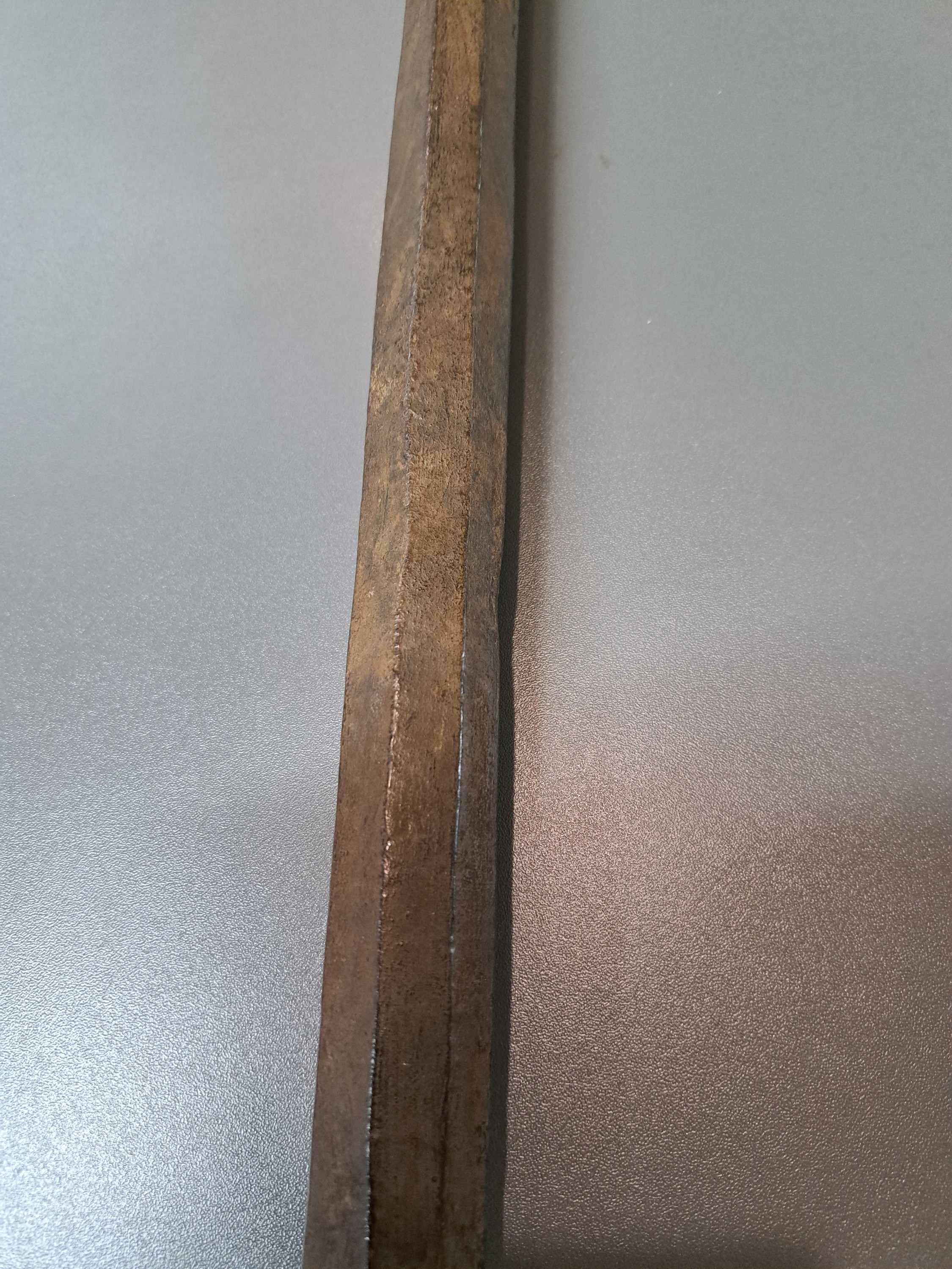 Detail h: Tibetanischer Schäferstock als Sonnenuhr, aus einem Stück Holz gehauen, dunkel, achtkantig, jede Seite verschiedene Buchstaben u. Löcher, die, ...