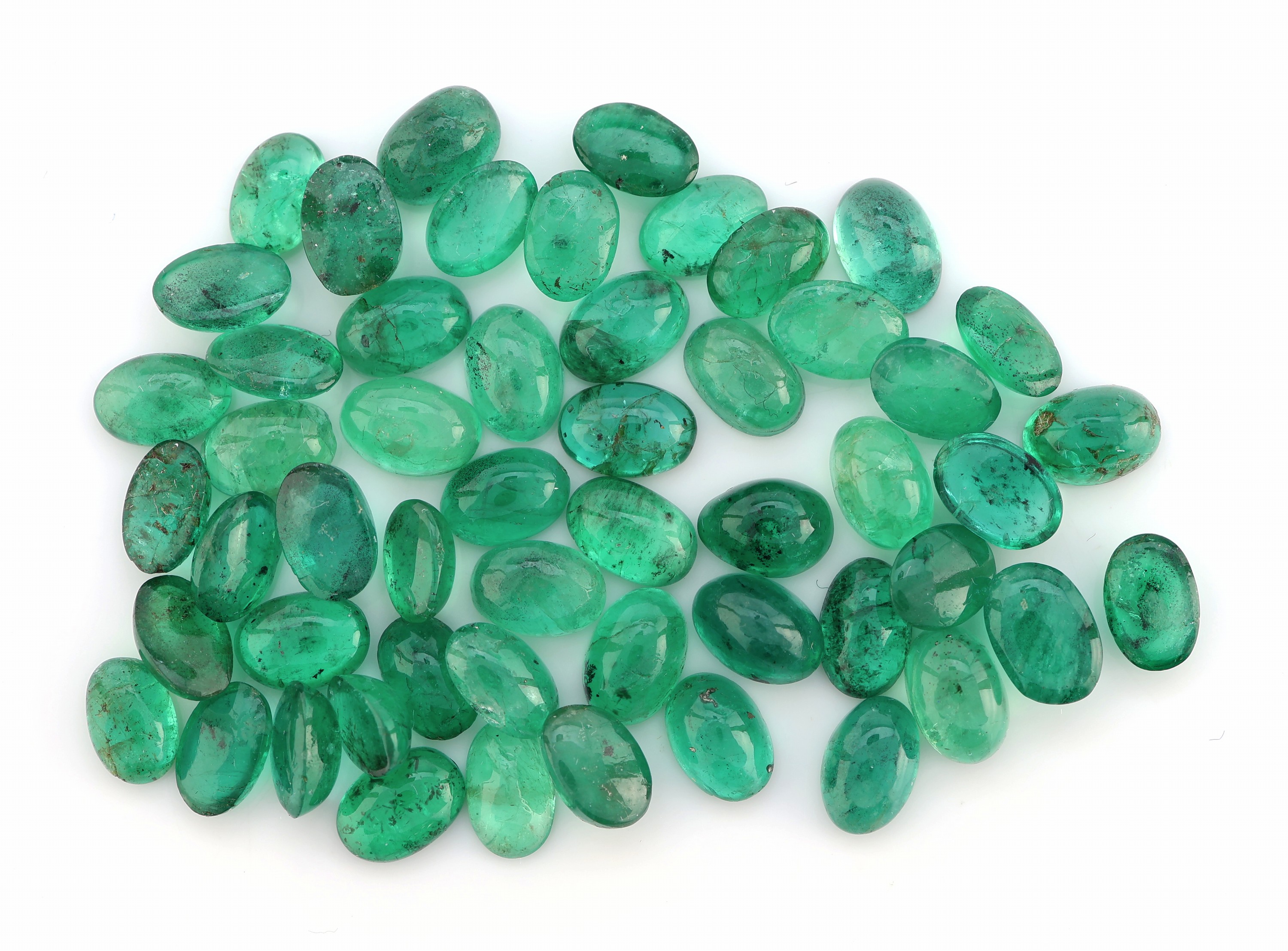 Lot lose Smaragde, zus. ca. 25.96 ct, Cabochons in versch. Größen und Farbnuancen