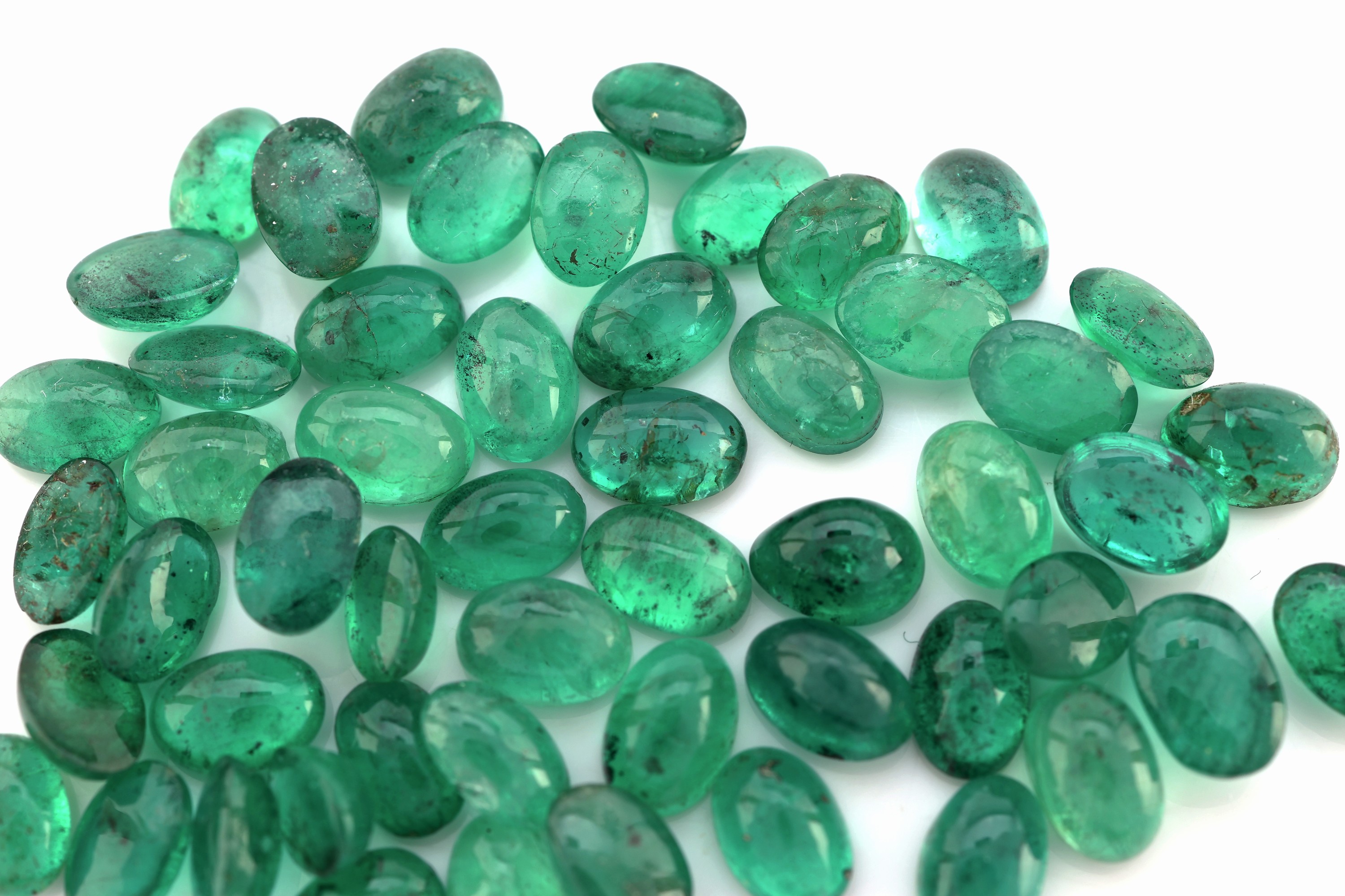 Detail a: Lot lose Smaragde, zus. ca. 25.96 ct, Cabochons in versch. Größen und Farbnuancen