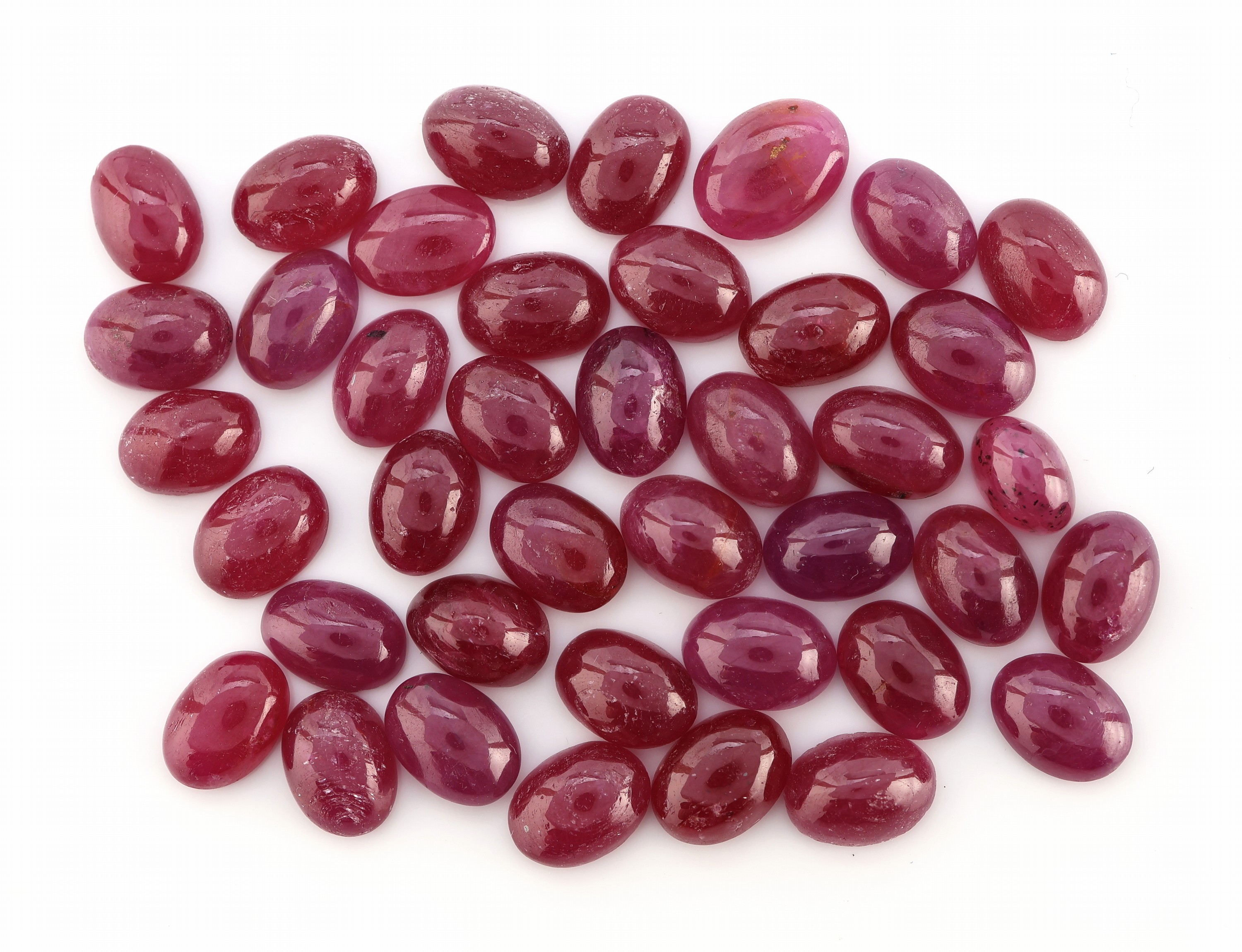 Lot lose Rubine, zus. ca. 43.69 ct, Cabochons in versch. Größen und Farbnuancen