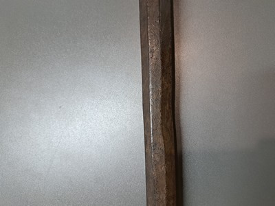 26937505d - Tibetanischer Schäferstock als Sonnenuhr, aus einem Stück Holz gehauen, ...