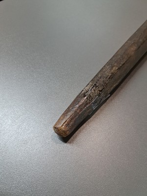 26937505f - Tibetanischer Schäferstock als Sonnenuhr, aus einem Stück Holz gehauen, ...