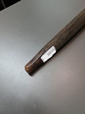 26937505g - Tibetanischer Schäferstock als Sonnenuhr, aus einem Stück Holz gehauen, ...