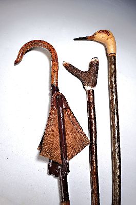 Zwei Schießstöcke zur Gewehrauflage und Systemstock mit Sitz, Systemstock mit aufklappbarem Textilsitz, Metall und Holz, spannungsrissig, Höhe ca. ...