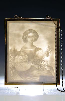 Image 26937545 - Lithophanie, Nymphenburg, um 1900, Porzellan, sitzende Dame mit Trauben, ca. 14.5 x 12 ...