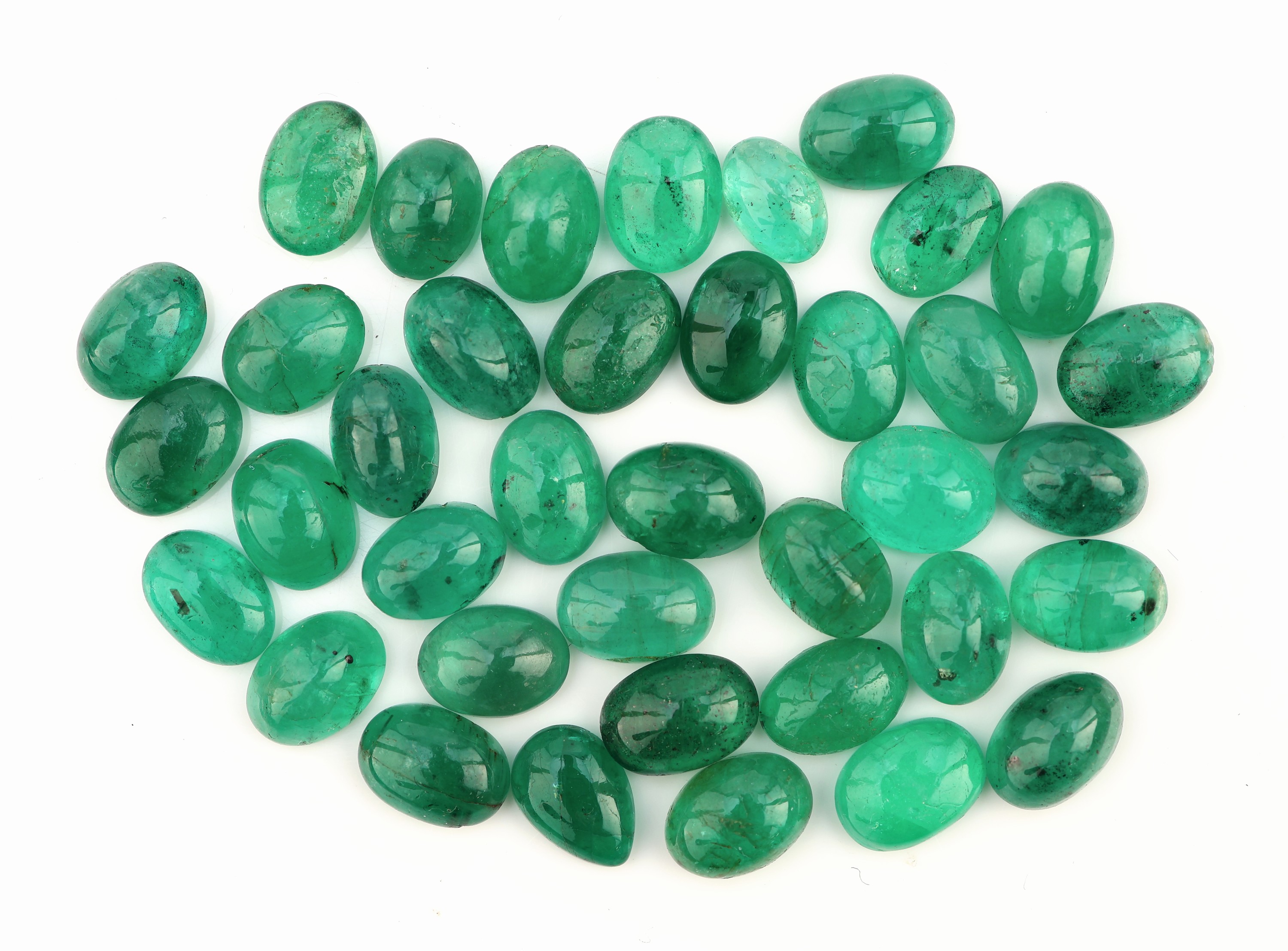 Lot lose Smaragde, zus. ca. 30.28 ct, Cabochons in versch. Größen und Farbnuancen
