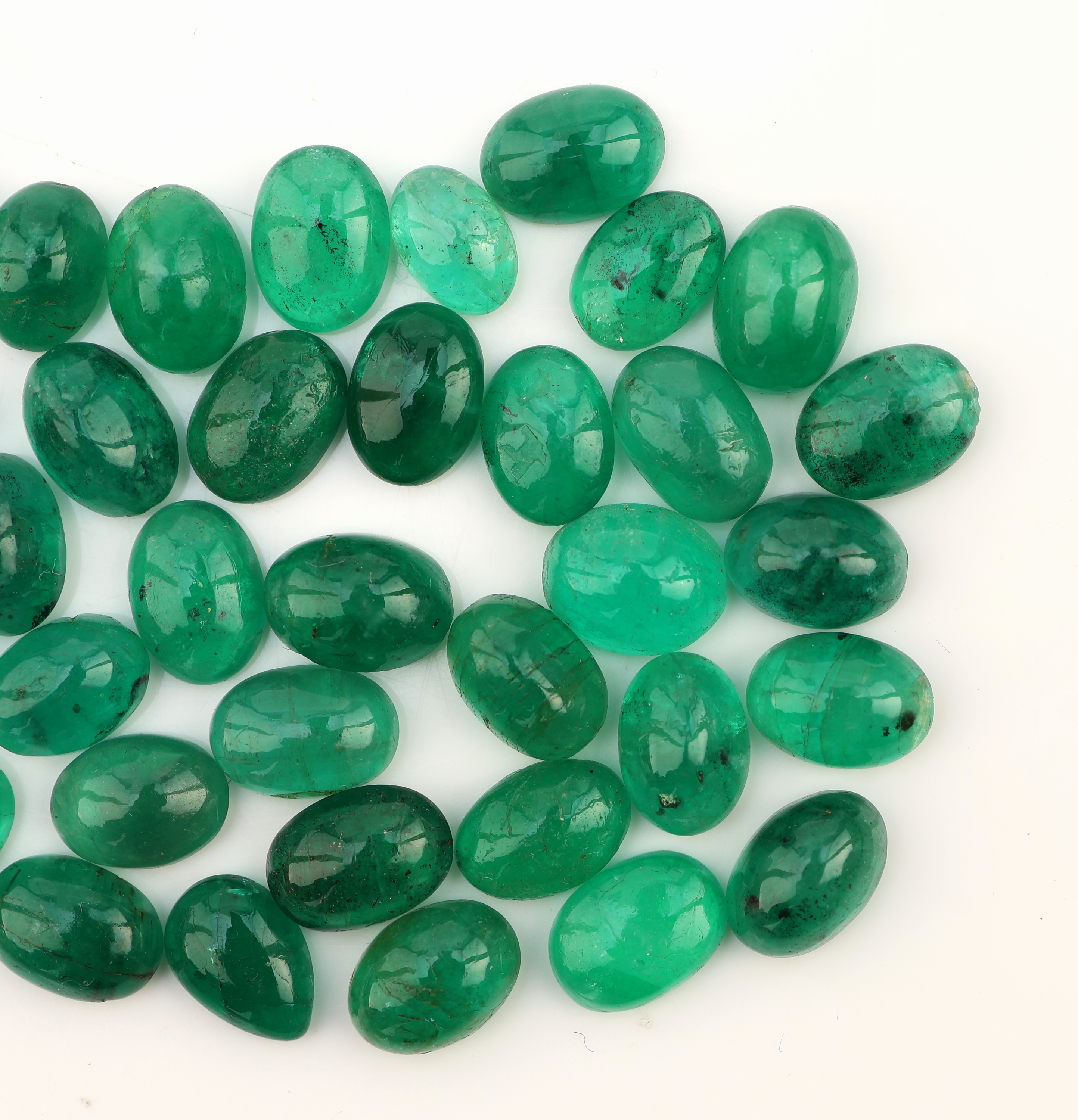 Detail a: Lot lose Smaragde, zus. ca. 30.28 ct, Cabochons in versch. Größen und Farbnuancen