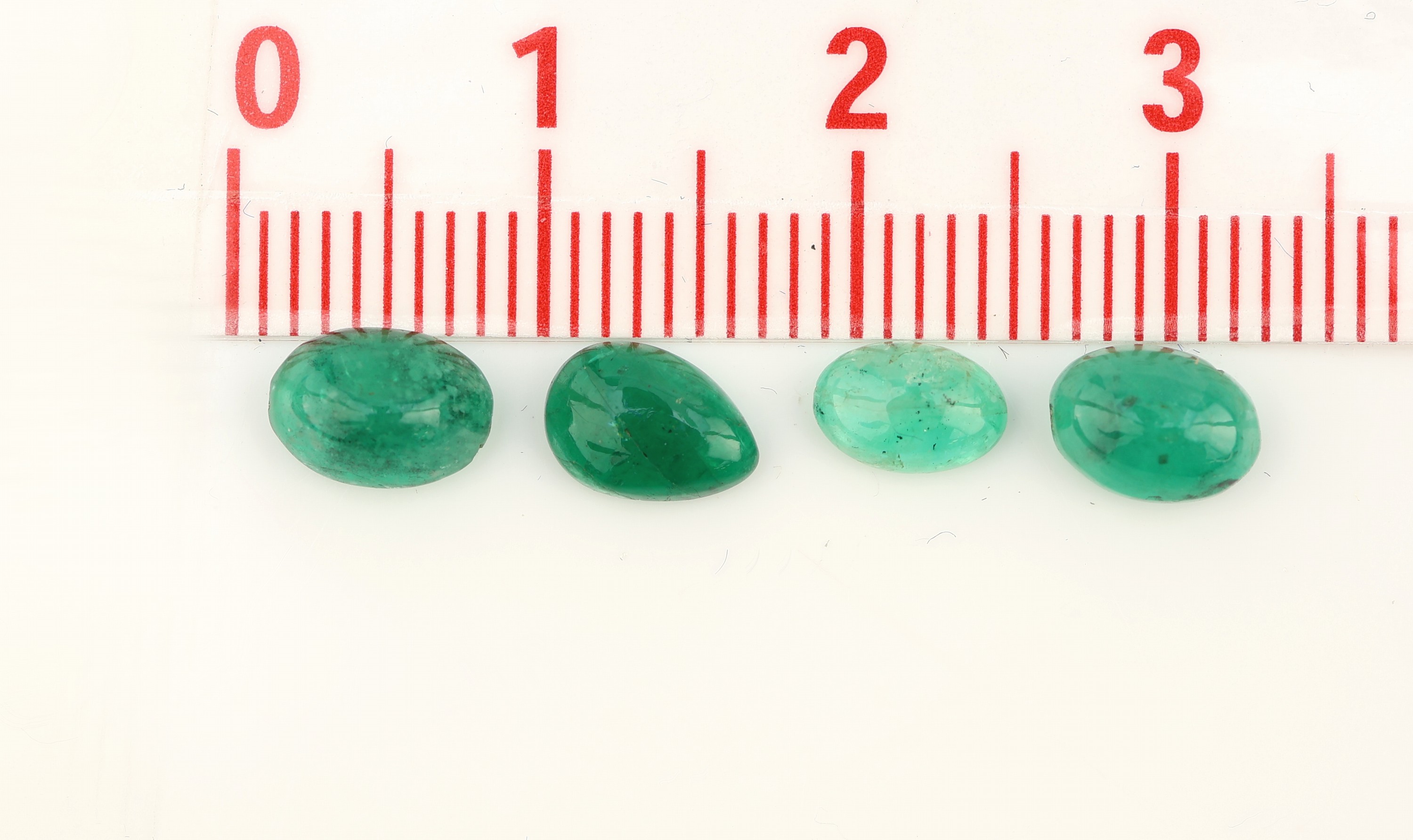 Detail b: Lot lose Smaragde, zus. ca. 30.28 ct, Cabochons in versch. Größen und Farbnuancen