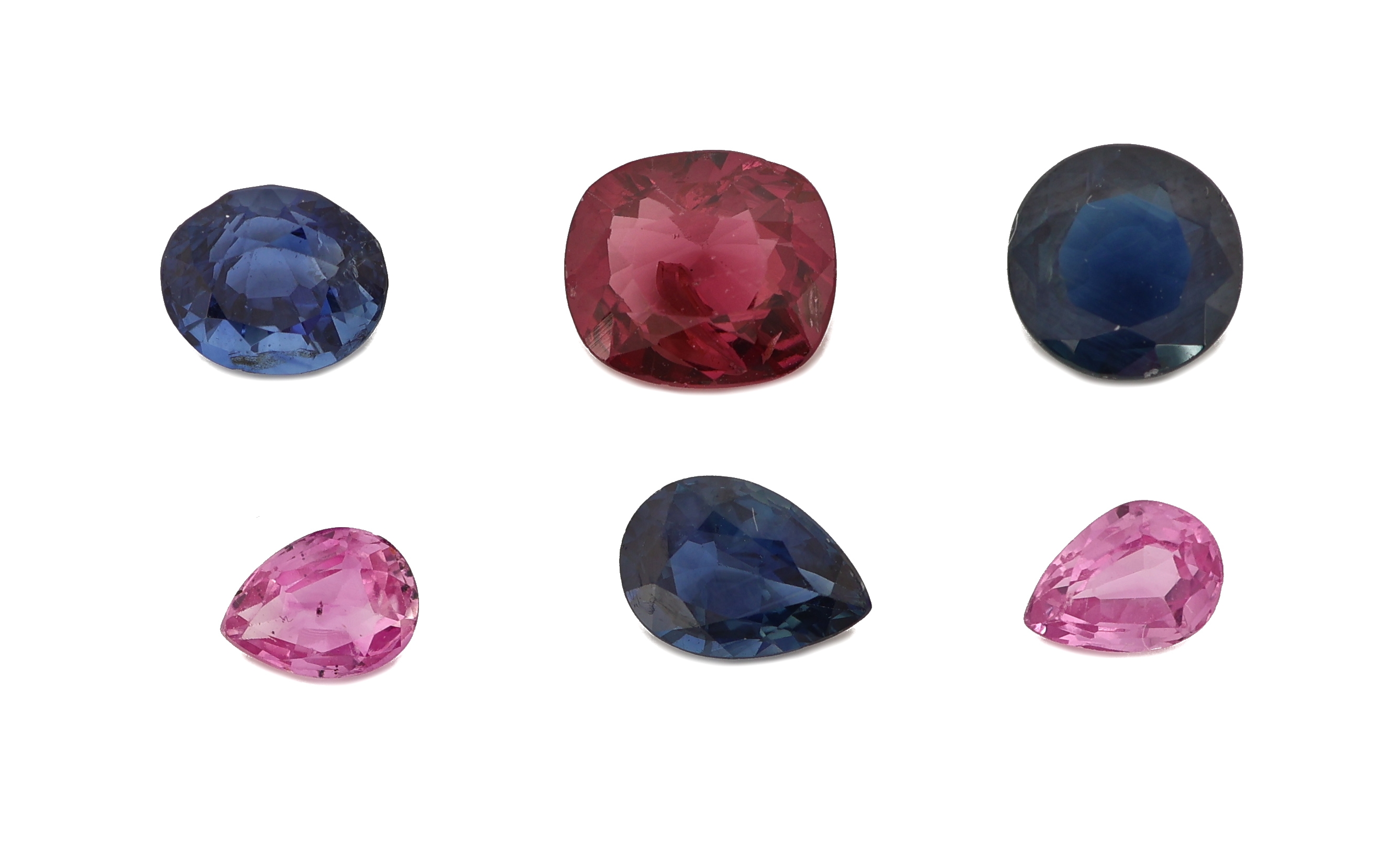 Lot 3 lose Saphire und 3 lose Rubine, Saphire:1 x rundfacett. 1 x ovalfacett. 1 x facett. Tropfen zus. ca. 2.29 ct, Rubine: 2 x facett. Tropfen 1 x ...
