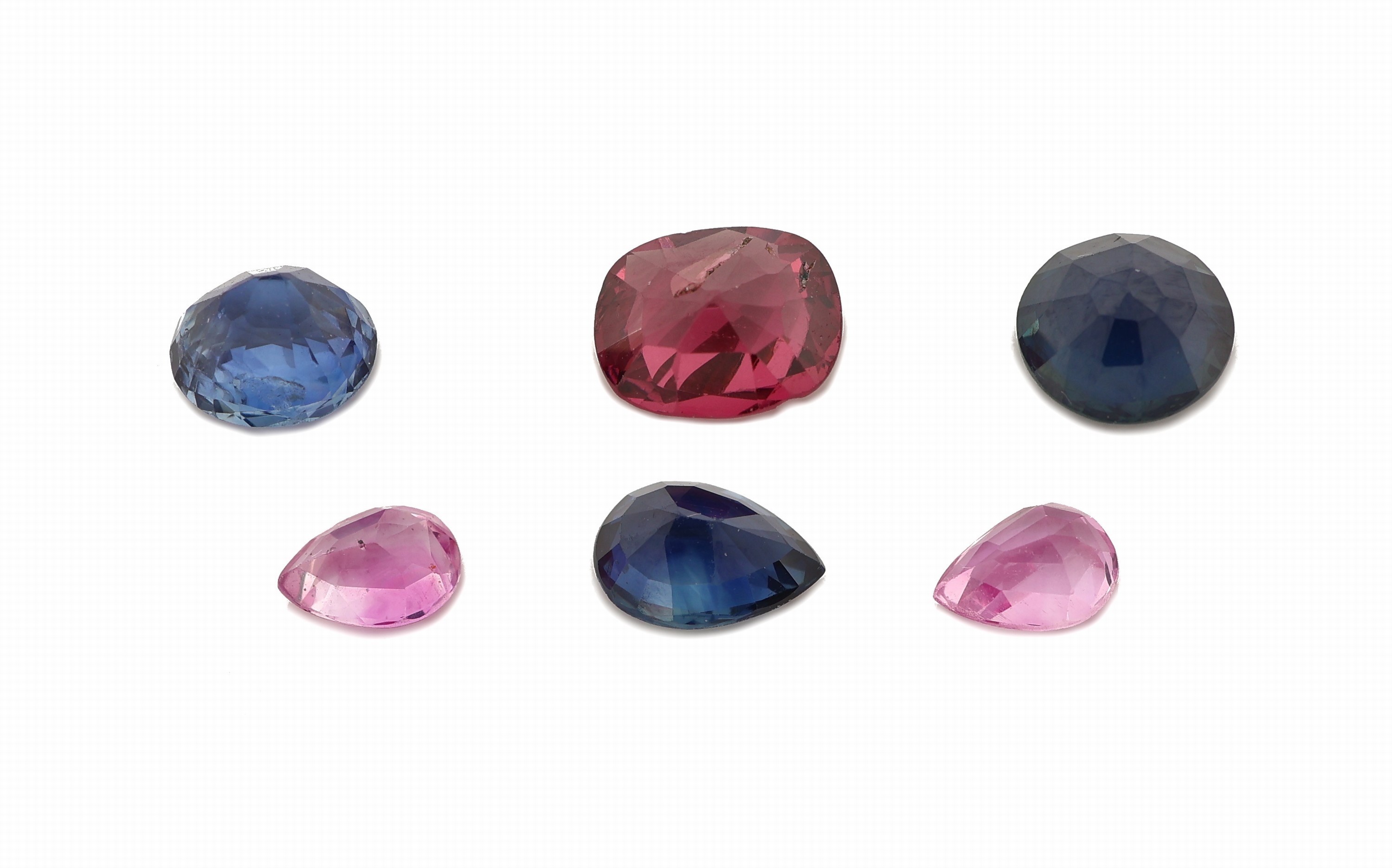 Detail a: Lot 3 lose Saphire und 3 lose Rubine, Saphire:1 x rundfacett. 1 x ovalfacett. 1 x facett. Tropfen zus. ca. 2.29 ct, Rubine: 2 x facett. Tropfen 1 x ...