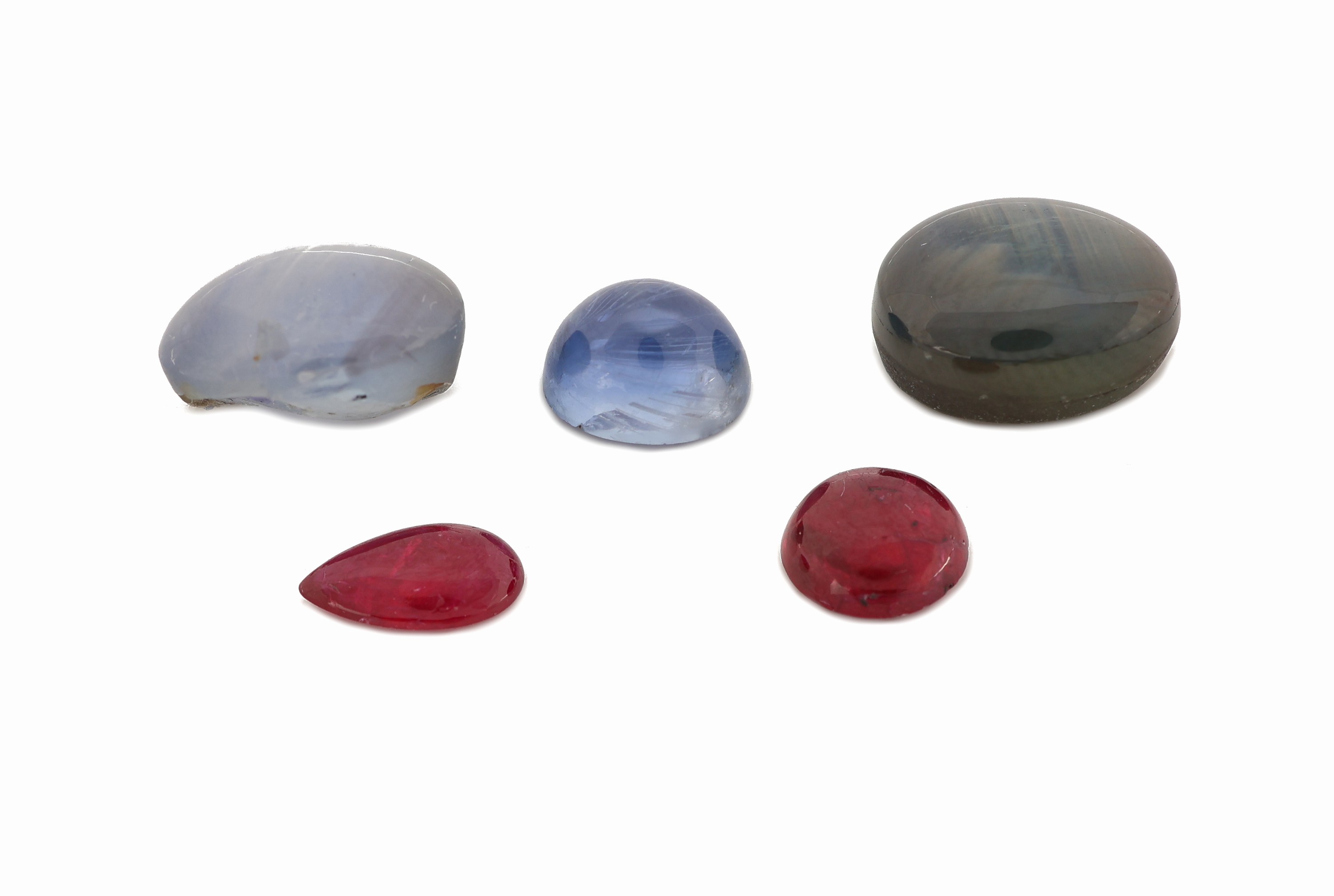 Lot 3 lose Saphire und 2 lose Rubine, Saphire zus. ca. 10.22 ct, Rubine zus. ca. 1.26 ct, Cabochons in versch. Größen und Formen, Ausfassware, z.T. ...