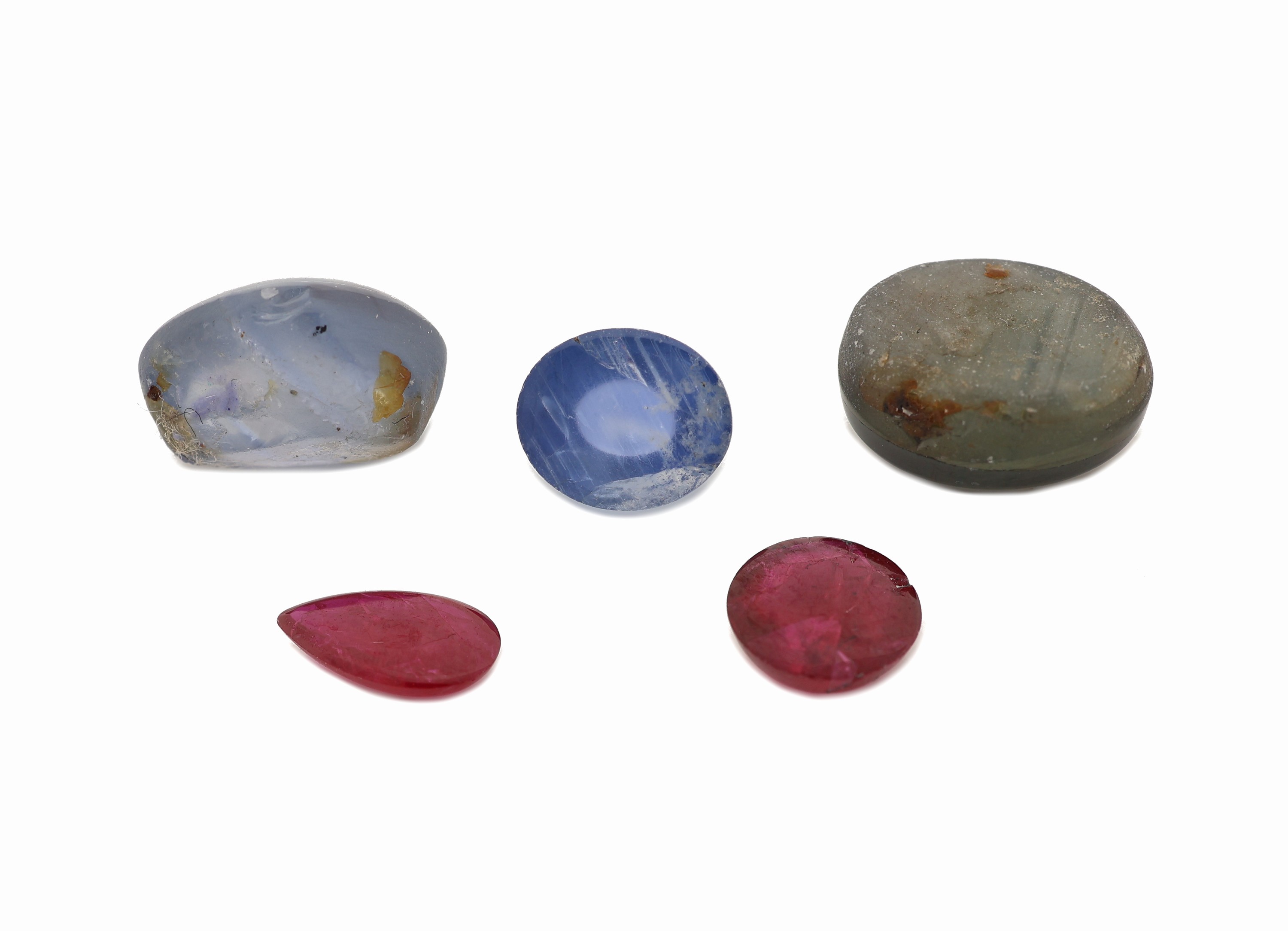 Detail a: Lot 3 lose Saphire und 2 lose Rubine, Saphire zus. ca. 10.22 ct, Rubine zus. ca. 1.26 ct, Cabochons in versch. Größen und Formen, Ausfassware, z.T. ...