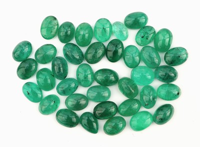 Image Lot lose Smaragde, zus. ca. 30.28 ct, Cabochons in versch. Größen und ...