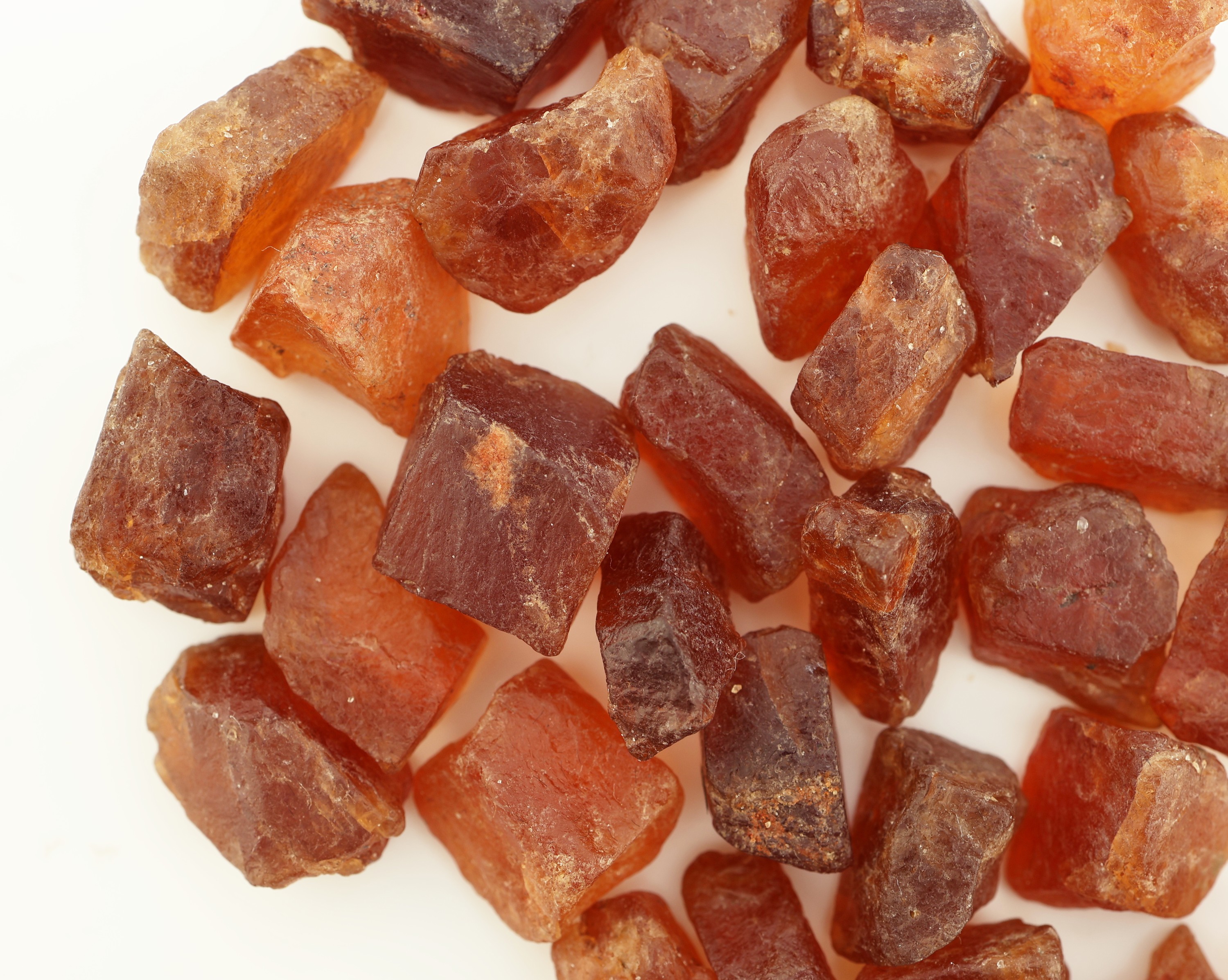 Detail a: Lot lose Hessonite, zus. ca. 377.4 ct (gewogen), in versch. Größen, Formen und Farbnuancen