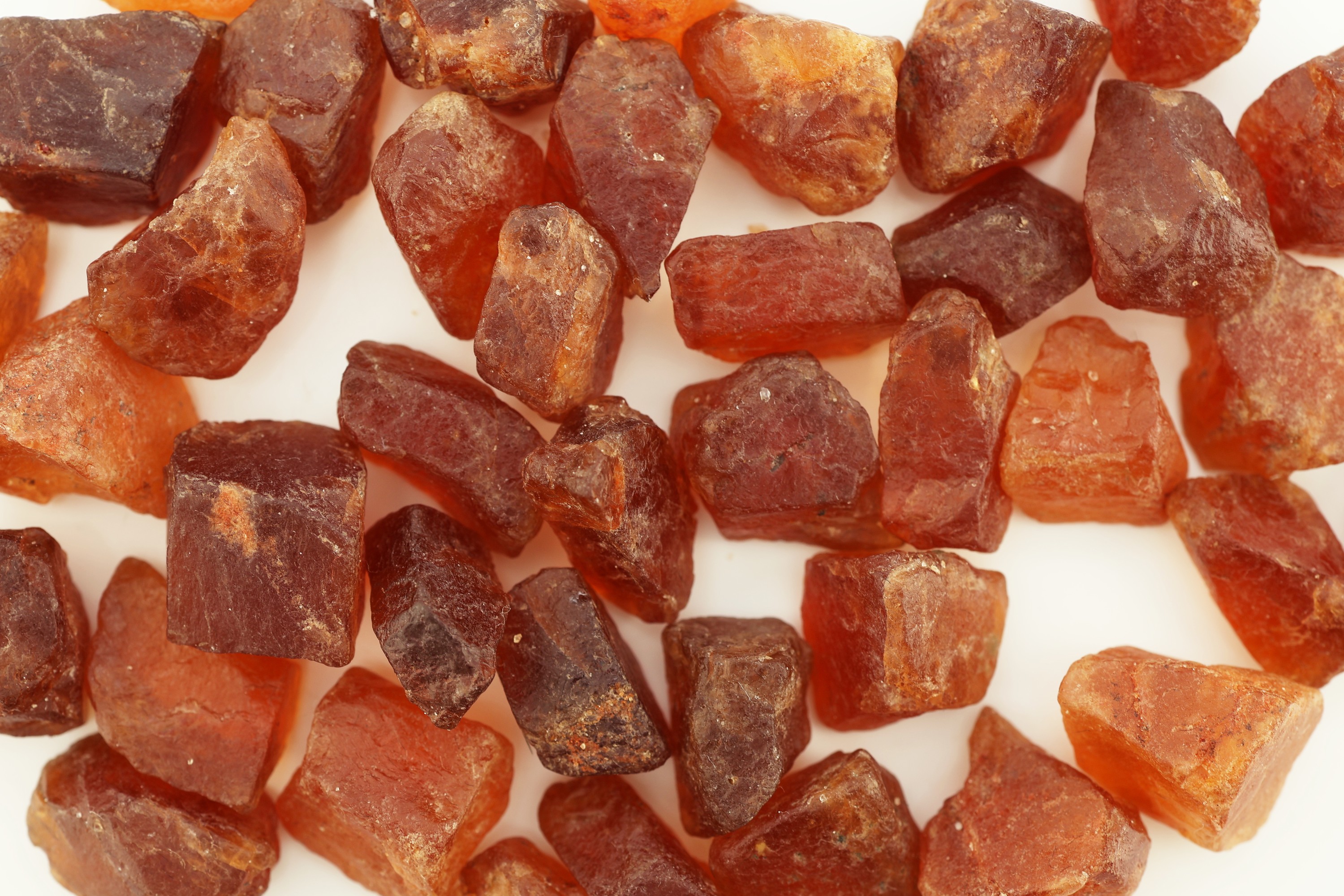 Detail b: Lot lose Hessonite, zus. ca. 377.4 ct (gewogen), in versch. Größen, Formen und Farbnuancen