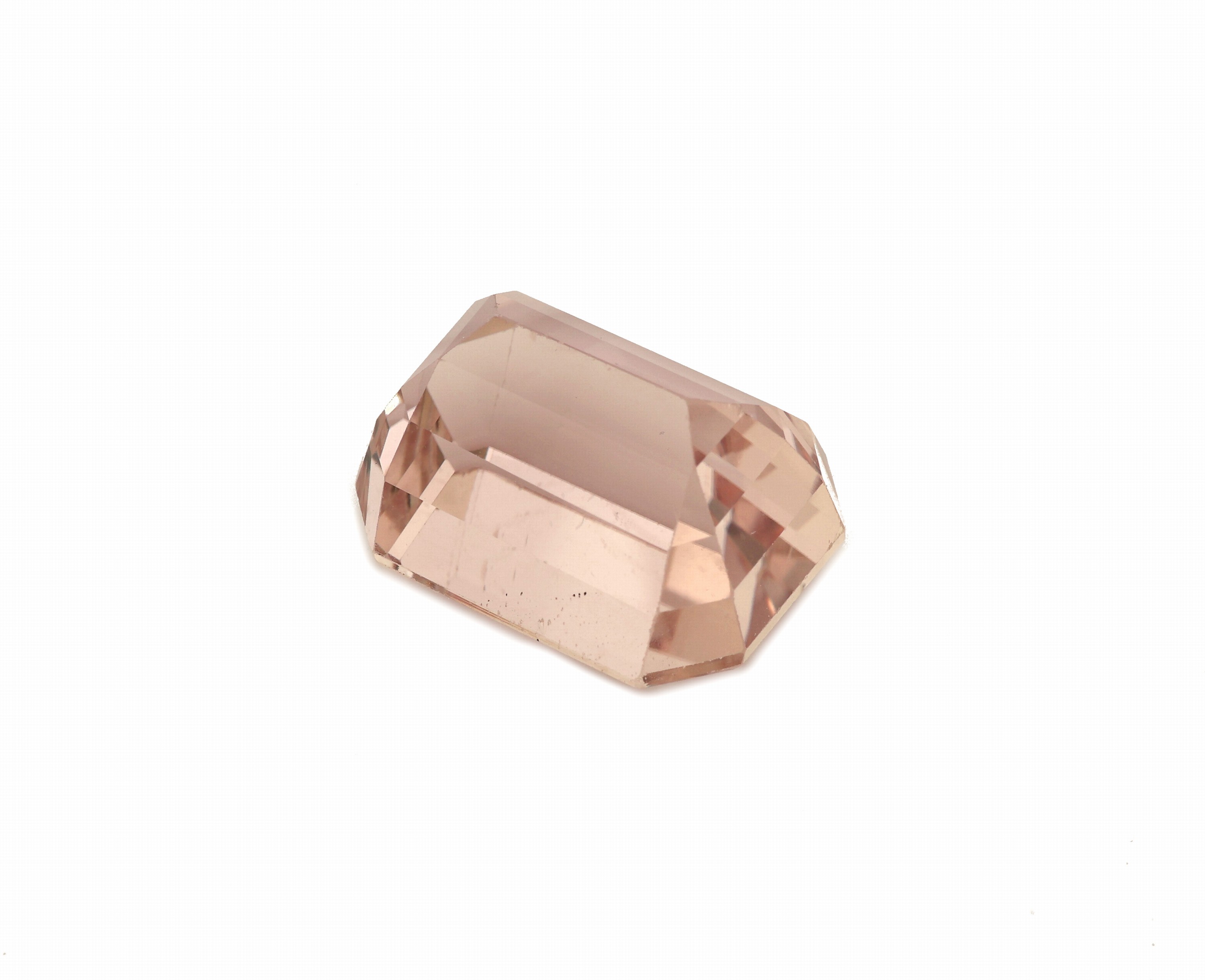 Detail b: Loser Kunzit, ca. 28.9 ct, facett. Oktagon- schliff, Pink, ca. 18.9 x 14.0 x 12.0 mm