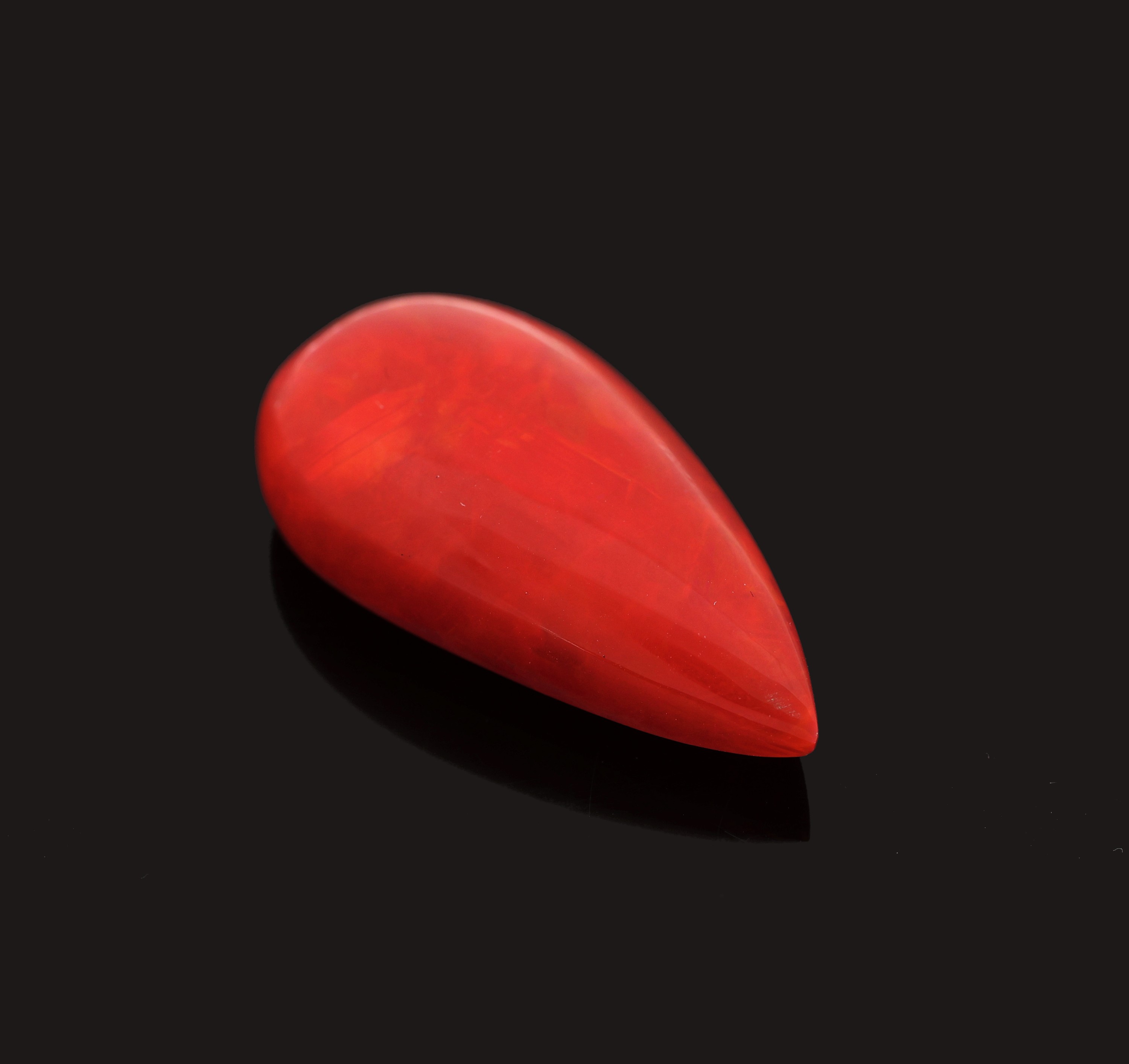Detail c: Loser roter Opal, ca. 24.3 ct, tropfen- förmiger Cabochon, Red Multi Fire, ca. 33.1 x 17.6 x 9.8 mm